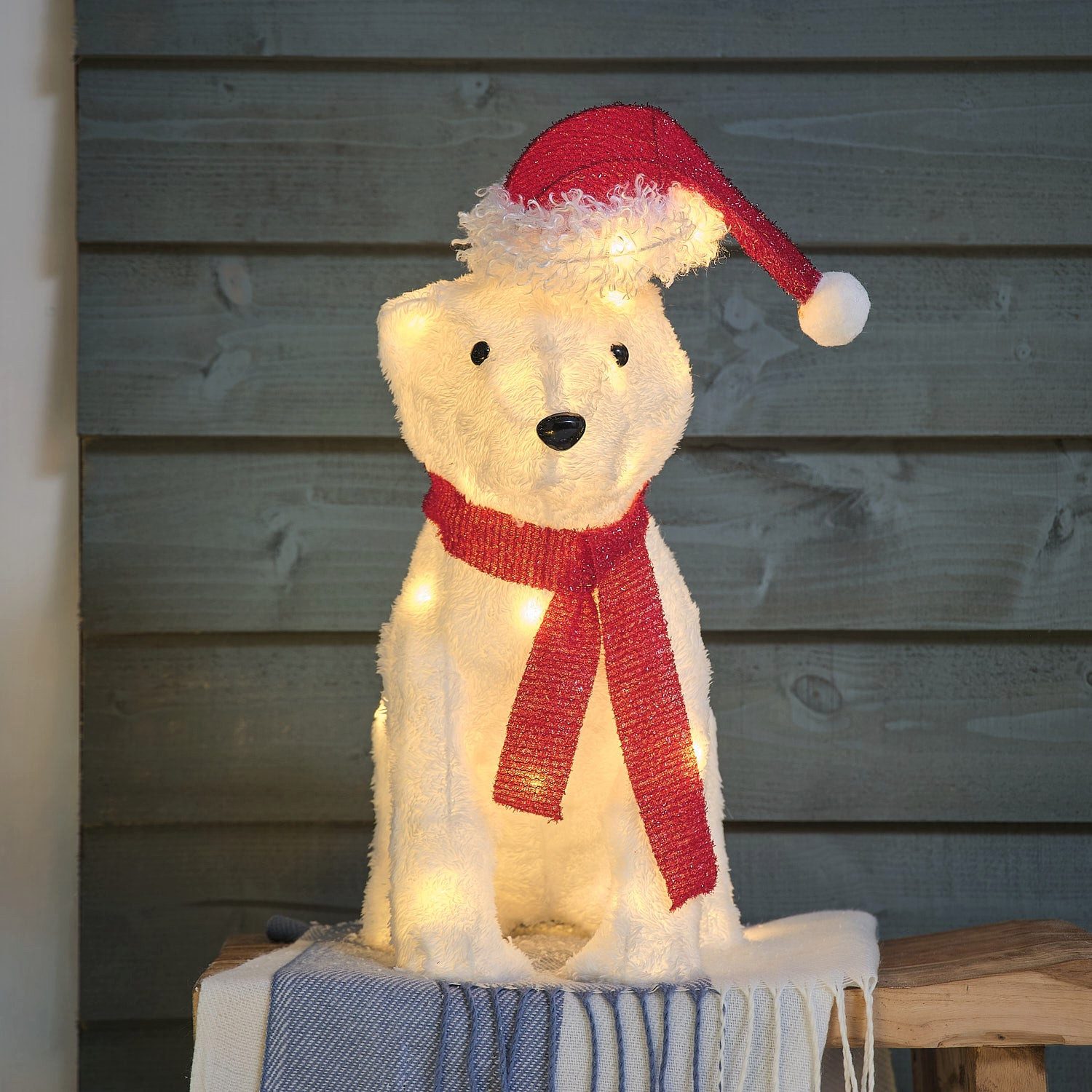 Lights4fun Dekoobjekt 43 cm LED-Eisbär-Figur aus Stoff mit Mütze und Schal