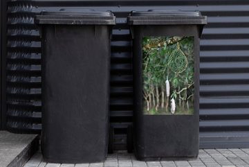 MuchoWow Wandsticker Ein grüner Traumfänger in einem Baum (1 St), Mülleimer-aufkleber, Mülltonne, Sticker, Container, Abfalbehälter
