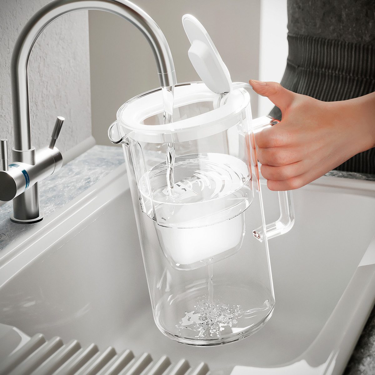 AQUAPHOR Kalk- und Wasserfilter Glas-Filterkanne grau, inkl. Maxfor+ Filter (200 l. Kap), Zubehör für Filterkartuschen Maxfor+, Maxfor+ Mg. (Magnesium), Maxfor+H (für hartes Wasser, reduziert mehr Kalk), Reduziert Kalk & Chlor sowie Schwermetalle.