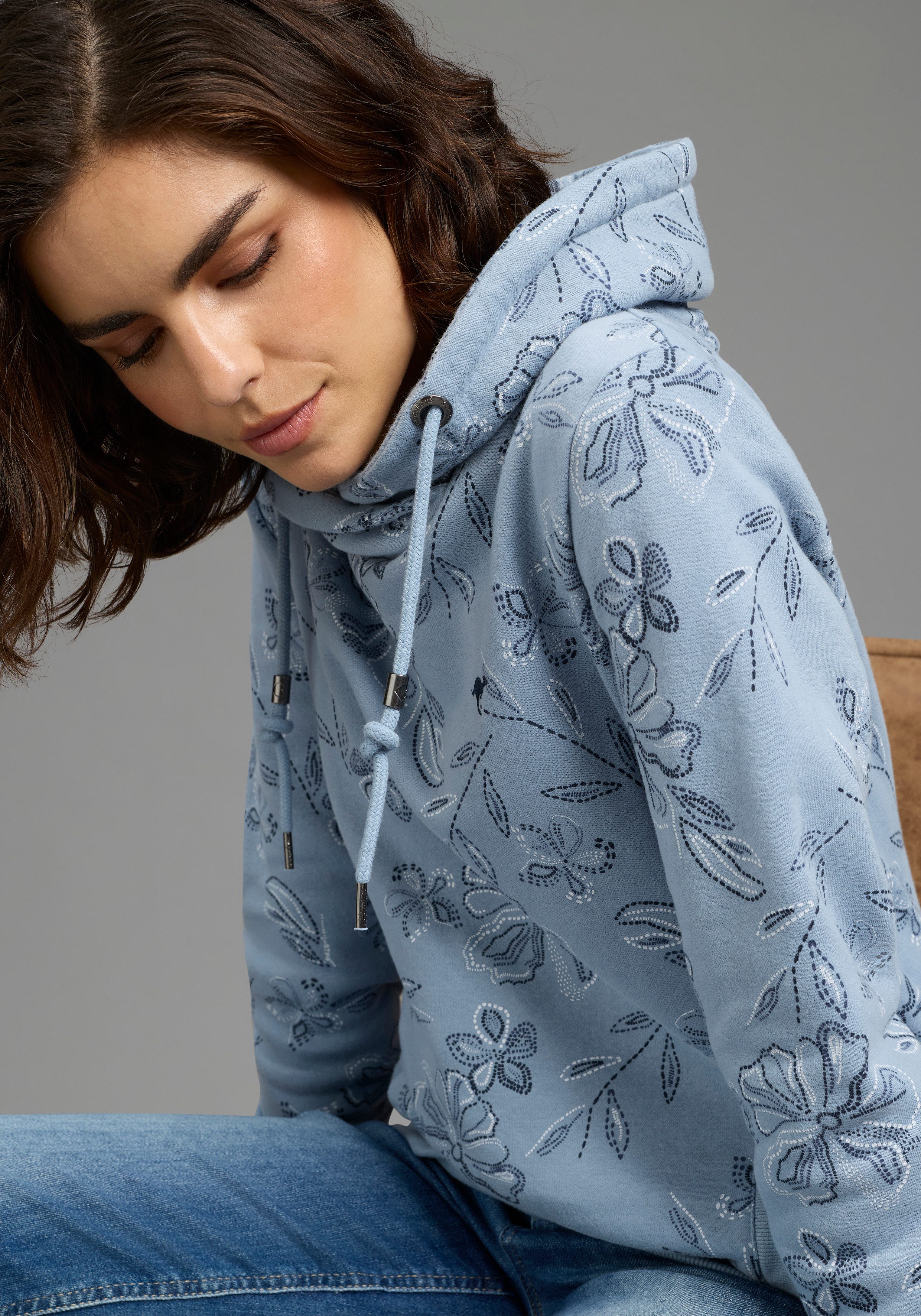KangaROOS Sweatshirt mit hohem Stehkragen, hüftbedeckende Länge, figurumspielende Passform – Bild 3 von 5