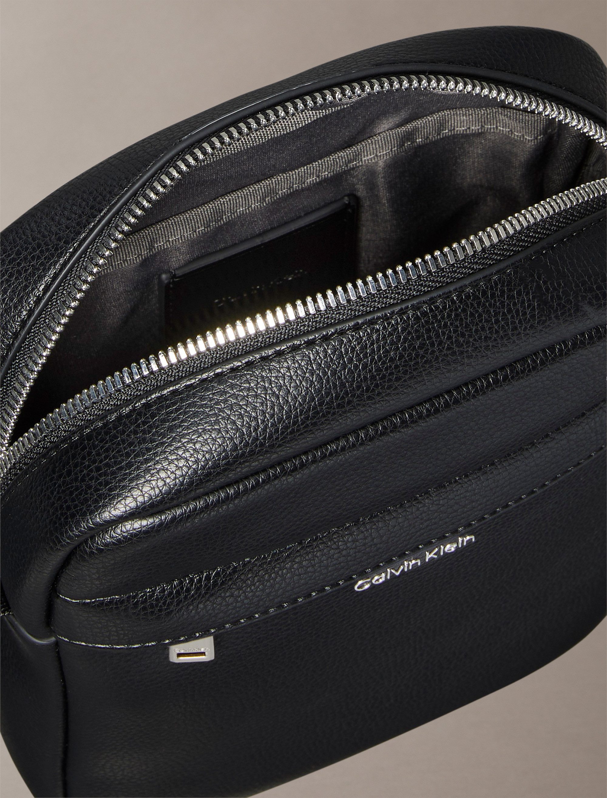 Calvin Klein Umhängetasche RAISED REPORTER, Herren Minibag, Crossbodybag, Schultertasche mit Logoschriftzug