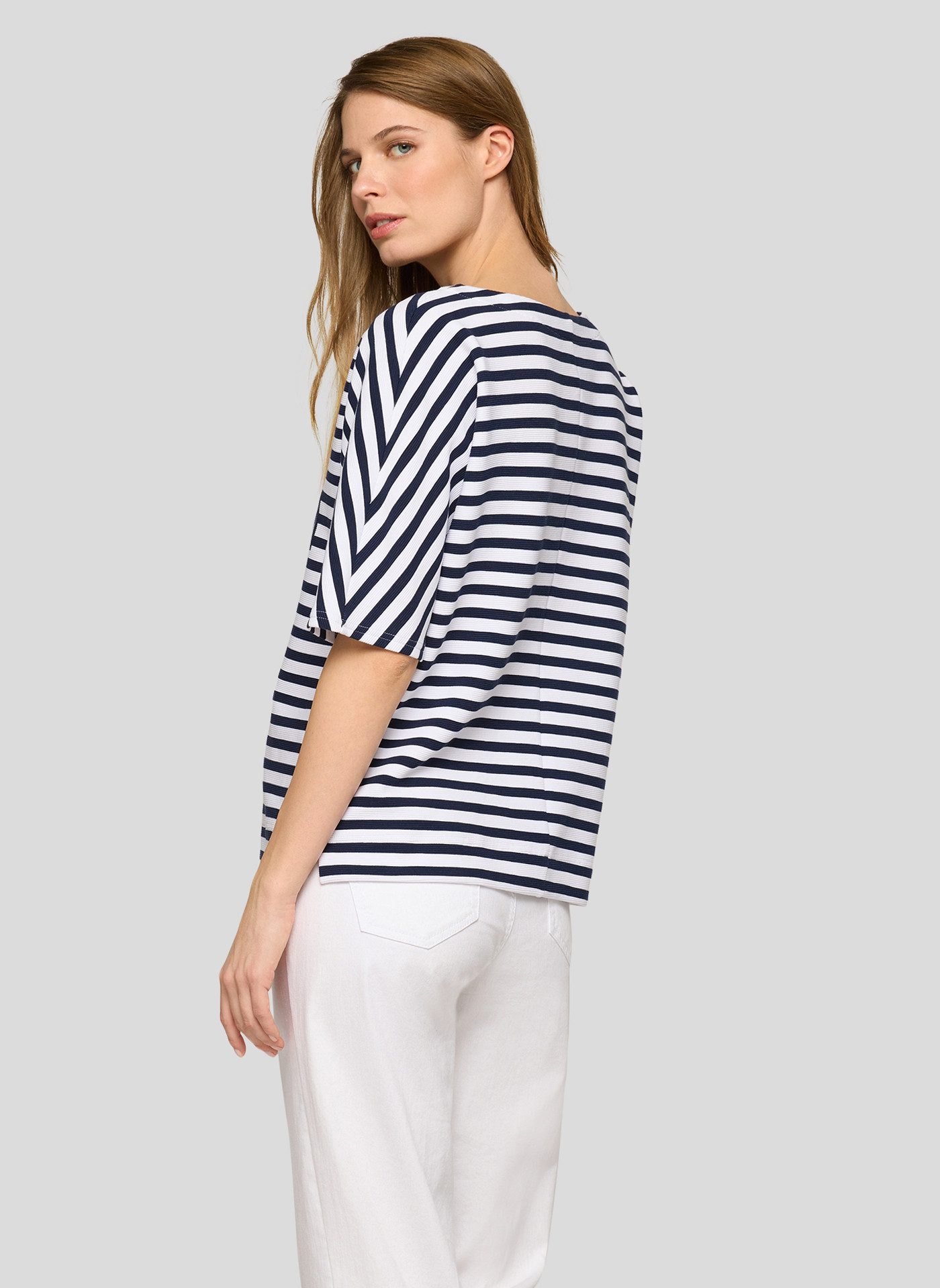 Rabe Rundhalsshirt im Streifen-Look und mit Glitzer-Druck – Bild 4 von 5