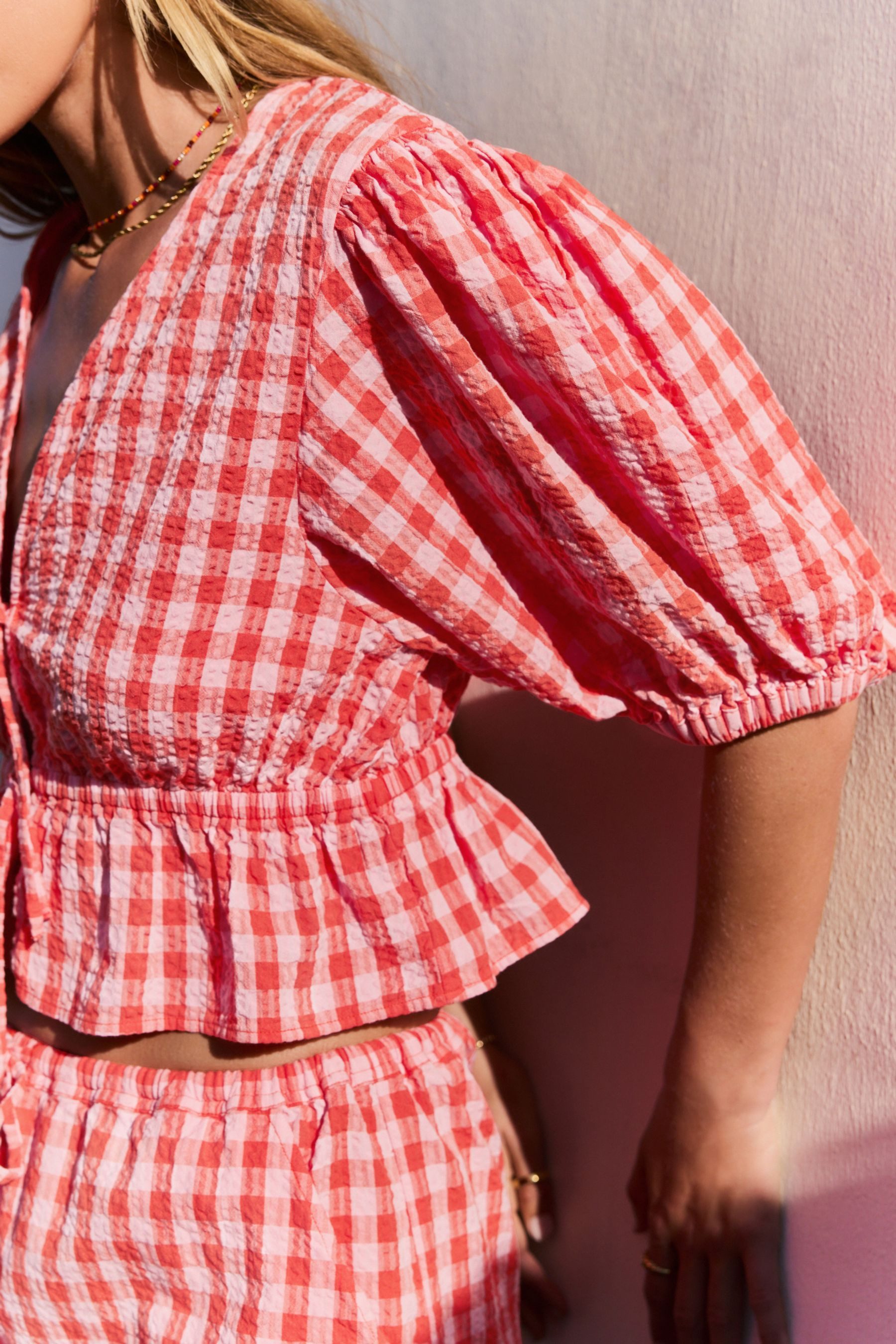 Next Kurzarmbluse Bluse mit Puffärmeln, Vichykaros und Bindedetail (1-tlg)