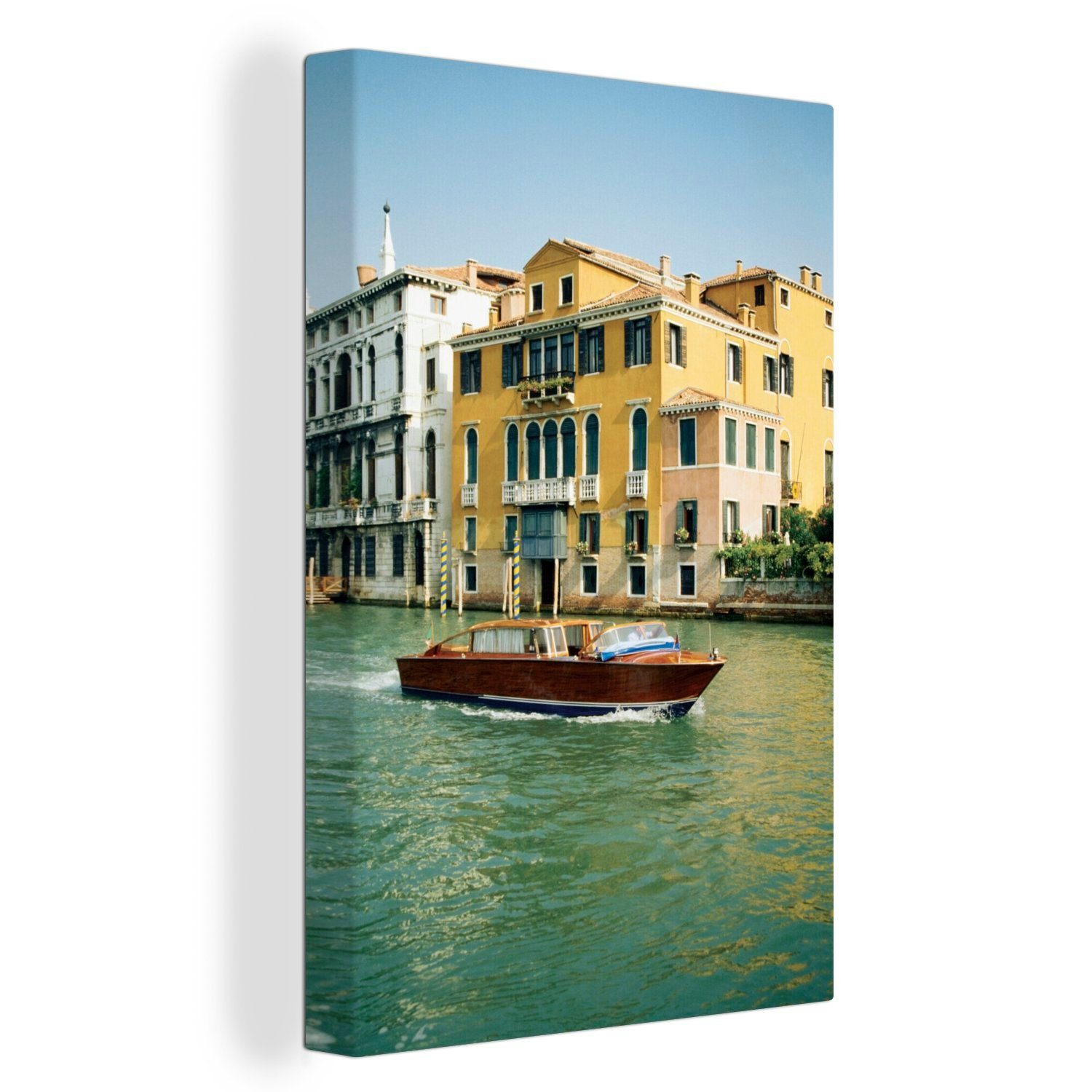 OneMillionCanvasses® Leinwandbild Ein bespannt inkl. auf in Kanal fertig 20x30 Gemälde, Leinwandbild St), cm Venedig, einem Motorboot Zackenaufhänger, (1
