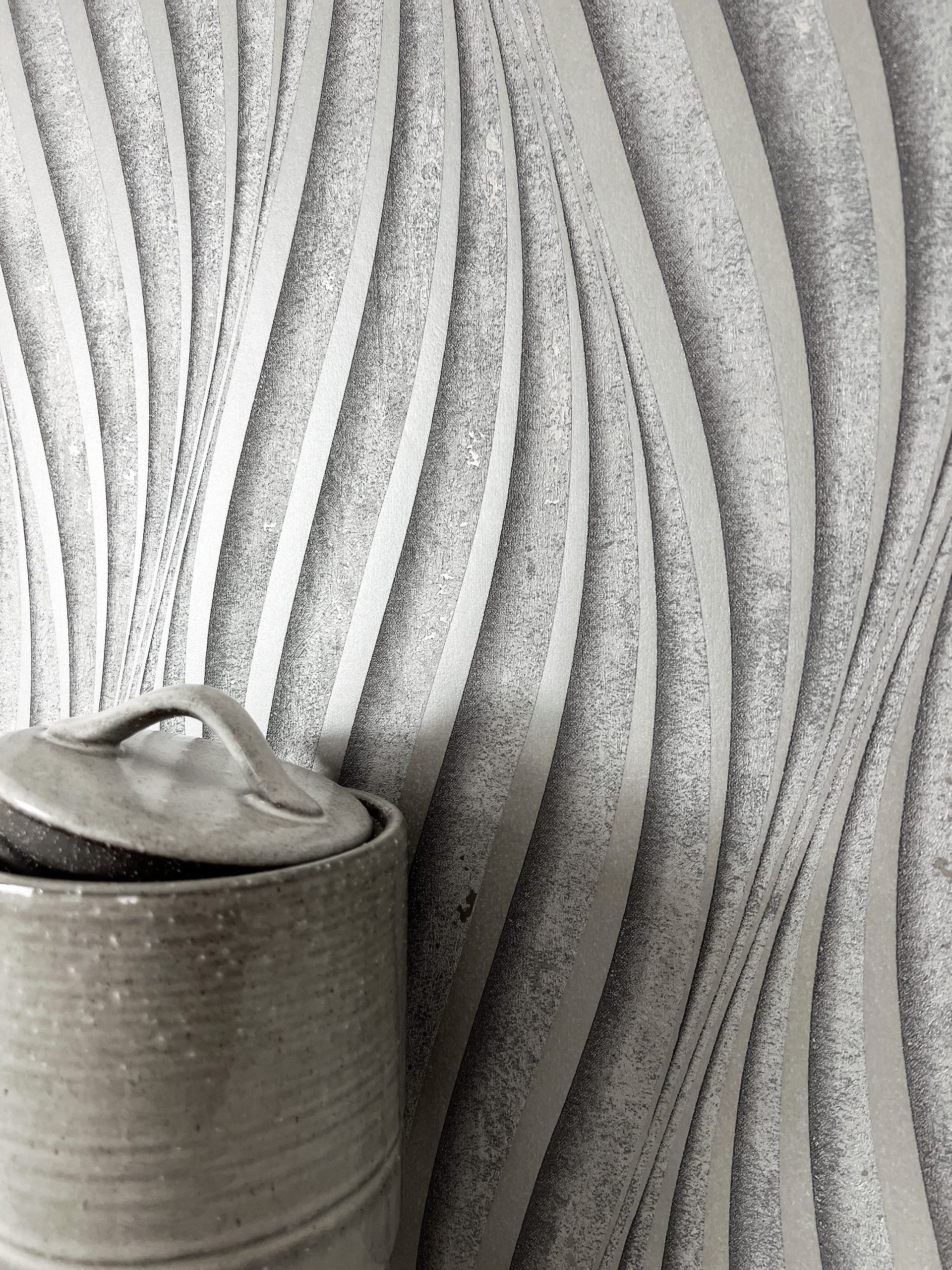 Newroom Vliestapete Armani Grey Tapete Glanztapete Wellen,Linien,Streifen, Grau Tapete Modern Wellen - Wellenmuster Streifentapete Silber Metallic Grafisch 3D Optik Linien Streifen für Wohnzimmer Schlafzimmer Küche, Wellenmuster