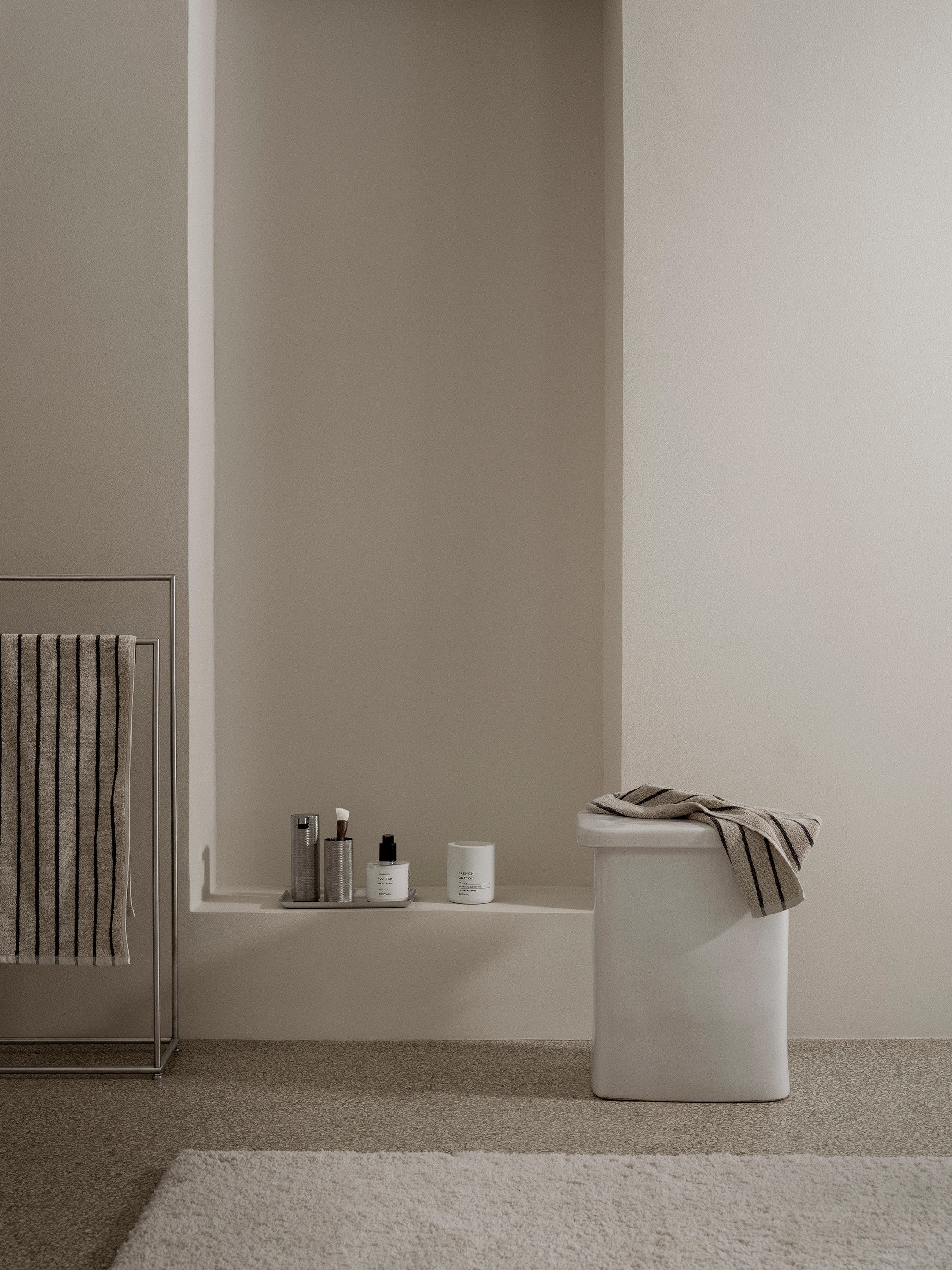 blomus Hocker -TOKI- Keramikhocker, Deko-Hocker, Beistelltisch: Modernes Design (1 St., 1x Hocker), minimalistisch, T-Shape Design, Keramikoberfläche, In- und Outdoor