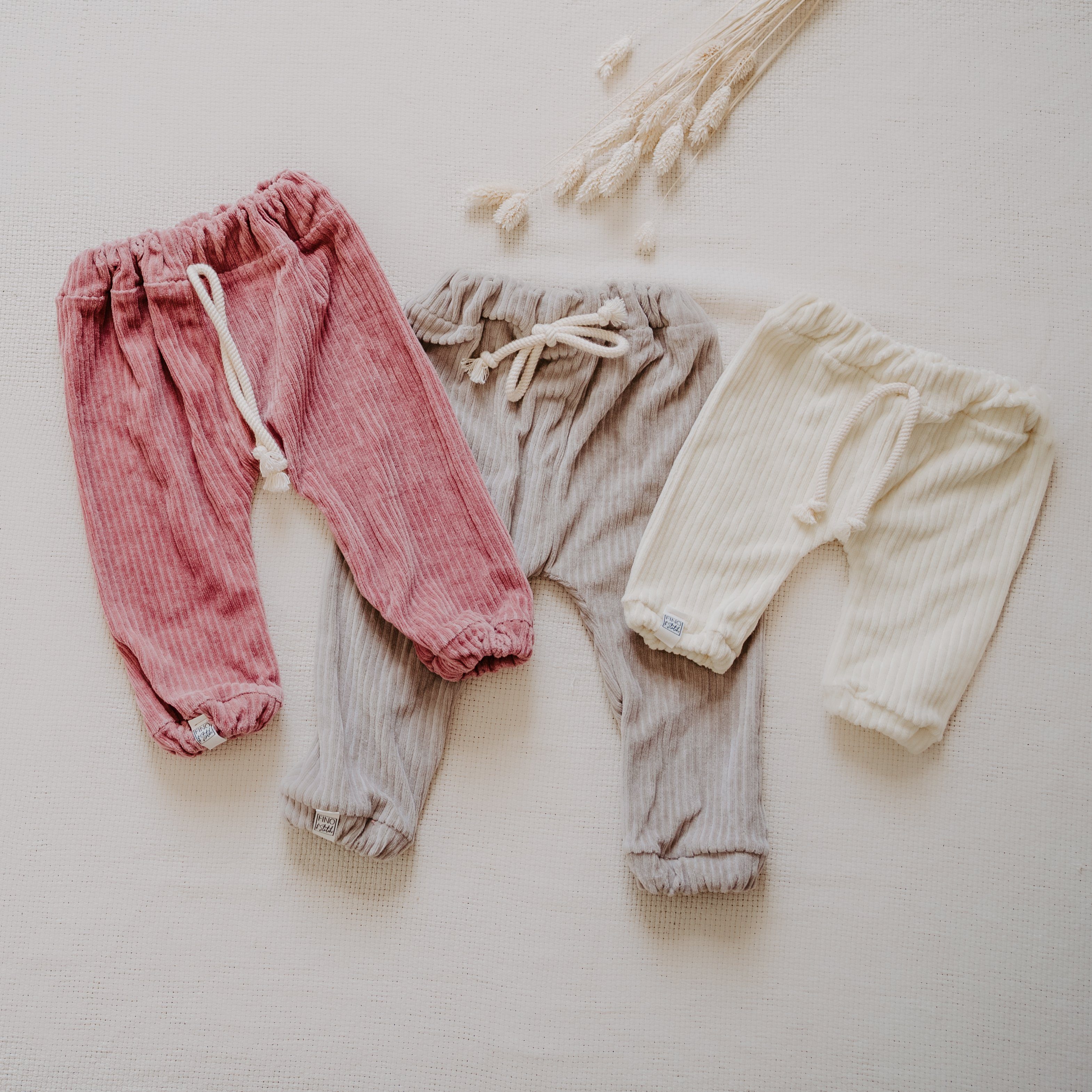 FINO & Stitch Kreativset rosa Jogger - zugeschnitten Baby&Kids Kuschel-Cord Nähset DYI Pants 