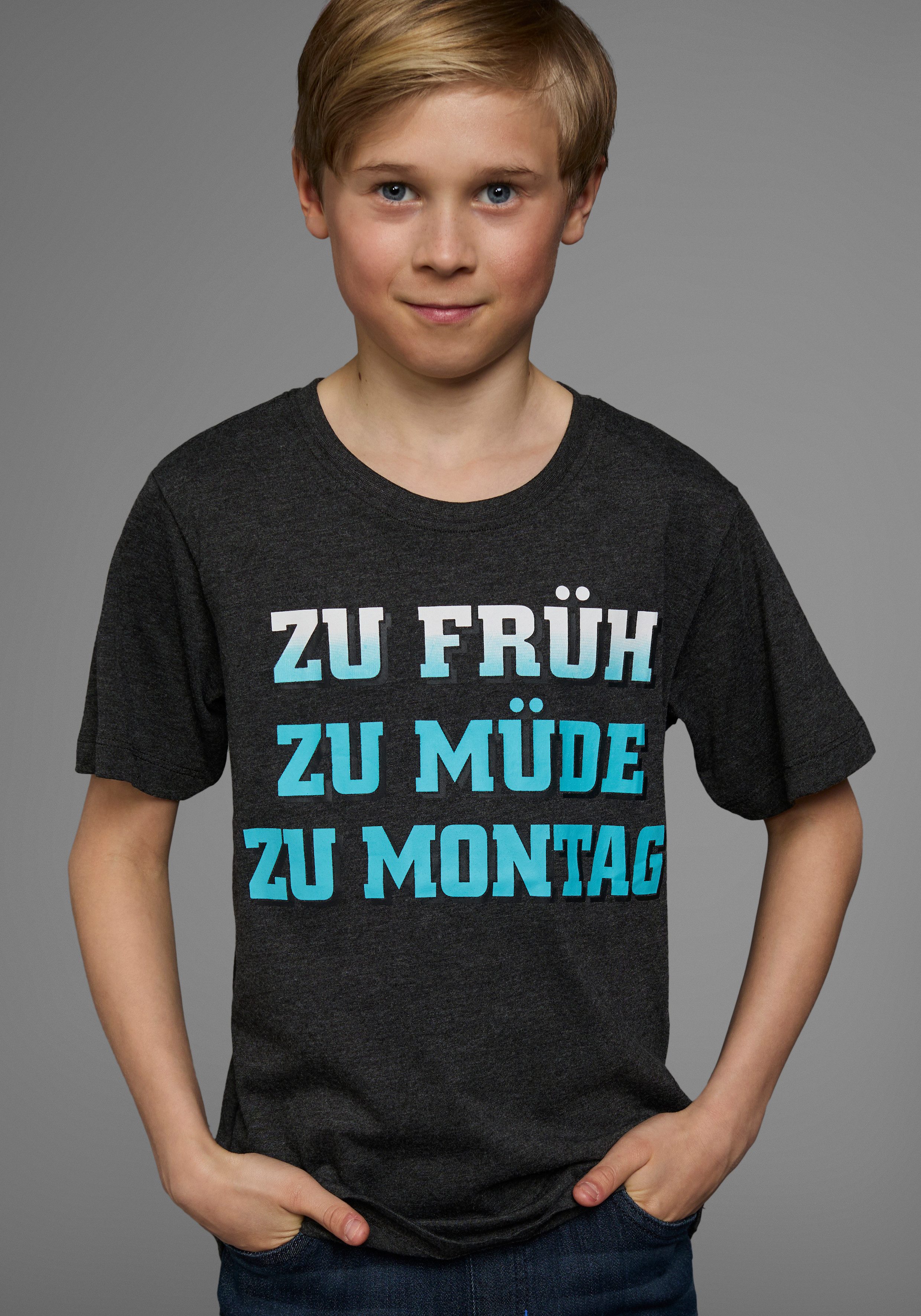 KIDSWORLD T-Shirt Mit Spruch: ZU FRÜH, ZU MÜDE... Kurzarm, Basic-Passform, mit stylischem Print, Rundhalsausschnitt