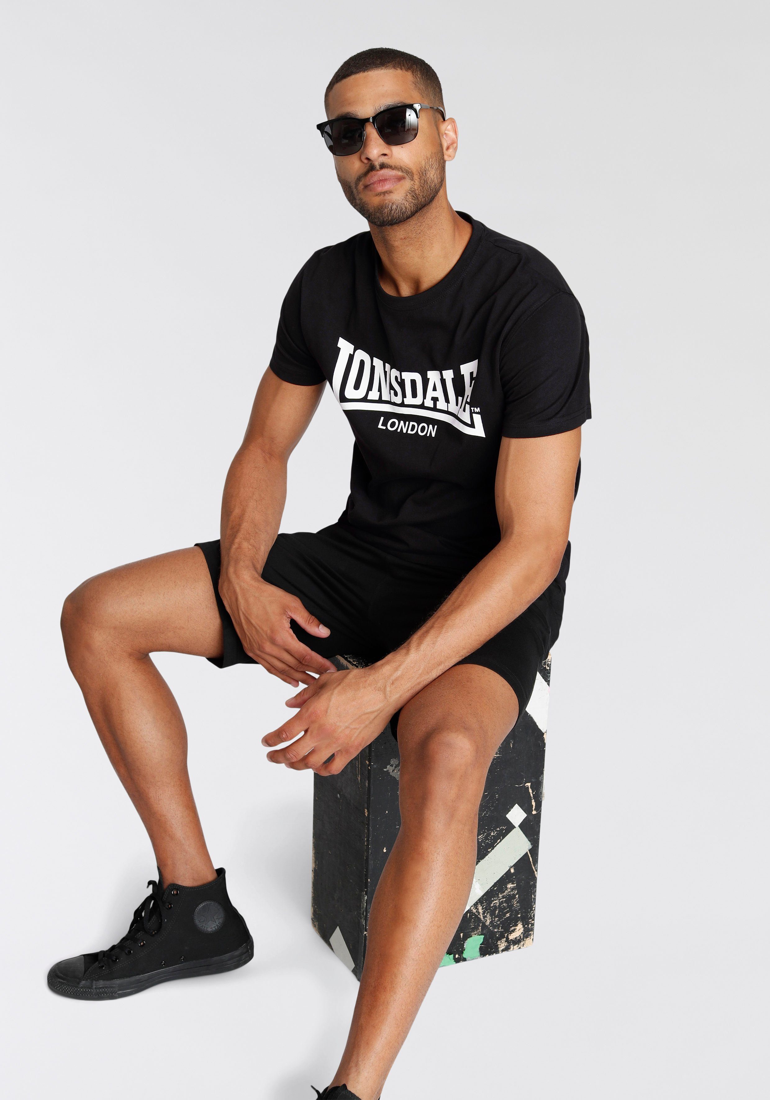 Lonsdale Freizeitanzug MOY (Packung, 2-tlg., mit T-Shirt), zweiteiliges Set mit T-Shirt und Shorts, unifarbenes Design