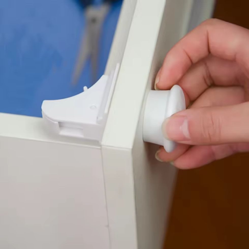 Montegoni Kindersicherung 10x Baby Magnet Schrankschloss mit 2 Schlüsseln Kindersicherung, Unsichtbar, magnetisch, selbstklebend, ohne Bohren, mit 2 Schlüsseln – Bild 3 von 5