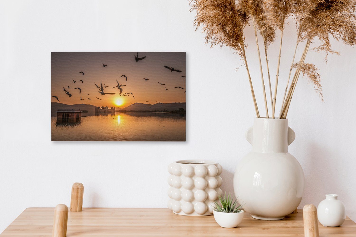 OneMillionCanvasses® Leinwandbild Vögel fliegen bei Leinwandbilder, Indien, Jaipur, Mahal Wandbild Sonnenaufgang Wanddeko, 30x20 dem Aufhängefertig, über St), (1 in Jai cm