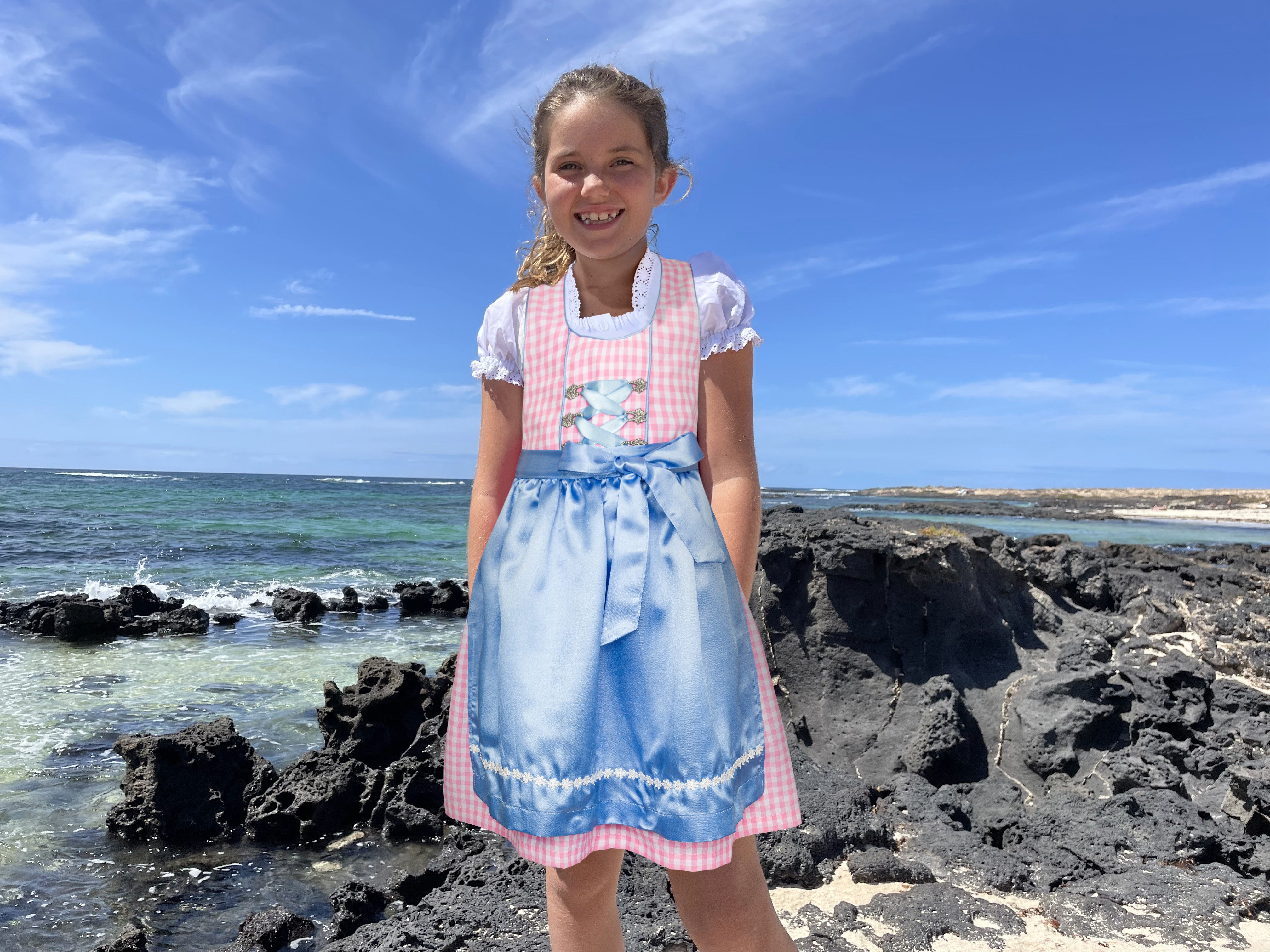 Ramona Lippert Dirndl Mia kariert rosa blau Kinderdirndl für Mädchen mit Bluse – Bild 4 von 5