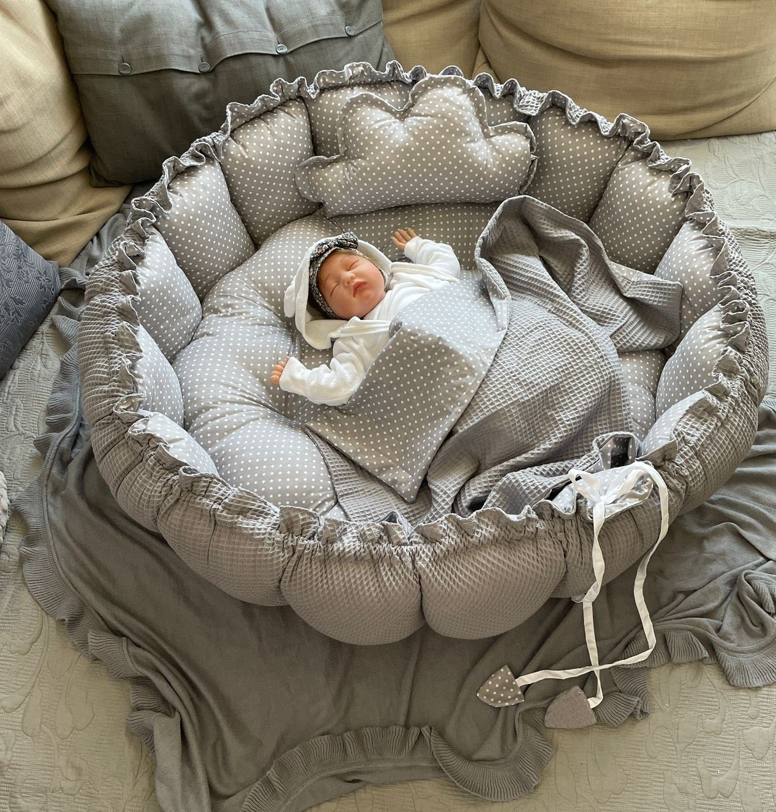 Loolay Bettnestchen Zweiseitig ENGELSNEST XXL Premium WAFFELPIQUE + Decke + Kissen, (XXL Babykokon als Nestchen Ø90cm und als Krabbeldecke Ø155cmals, Kinder Waffel Baumwolle BABYNEST Spielmatte Reisebett Spielunterlage), PREMIUM GESCHENK - 100% Europäische Stoffe und Kleinserien-Nähen!