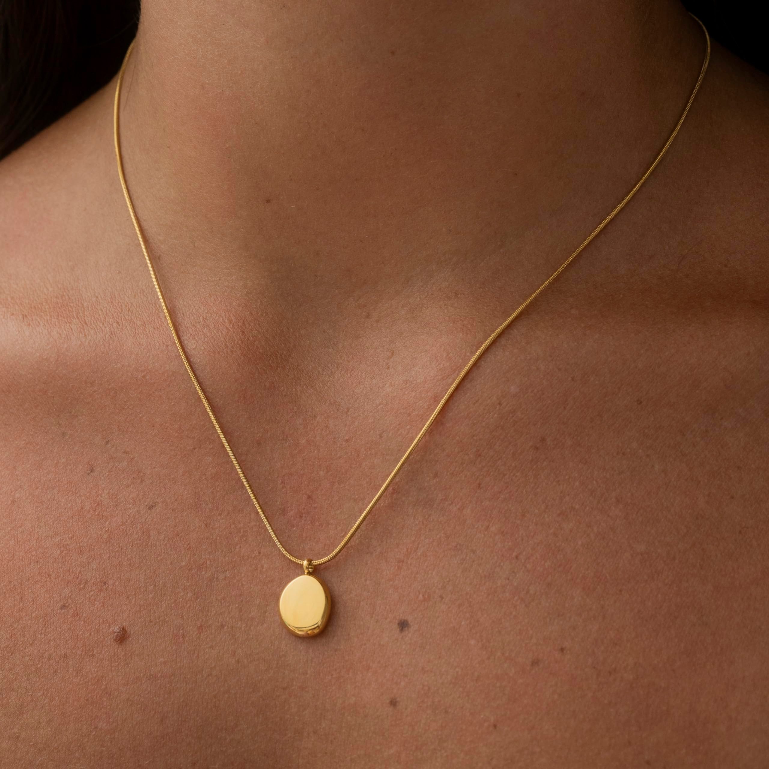 Made by Nami Kette mit Anhänger Halskette für Damen in Gold mit Rundem Coin Kettenanhänger, Gold Wasserfester Schmuck Geschenk für Sie