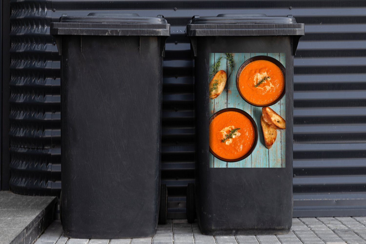 MuchoWow Wandsticker Gebratene Tomatensuppe auf einem Container, Abfalbehälter Holztisch Mülltonne, St), Sticker, Mülleimer-aufkleber, (1
