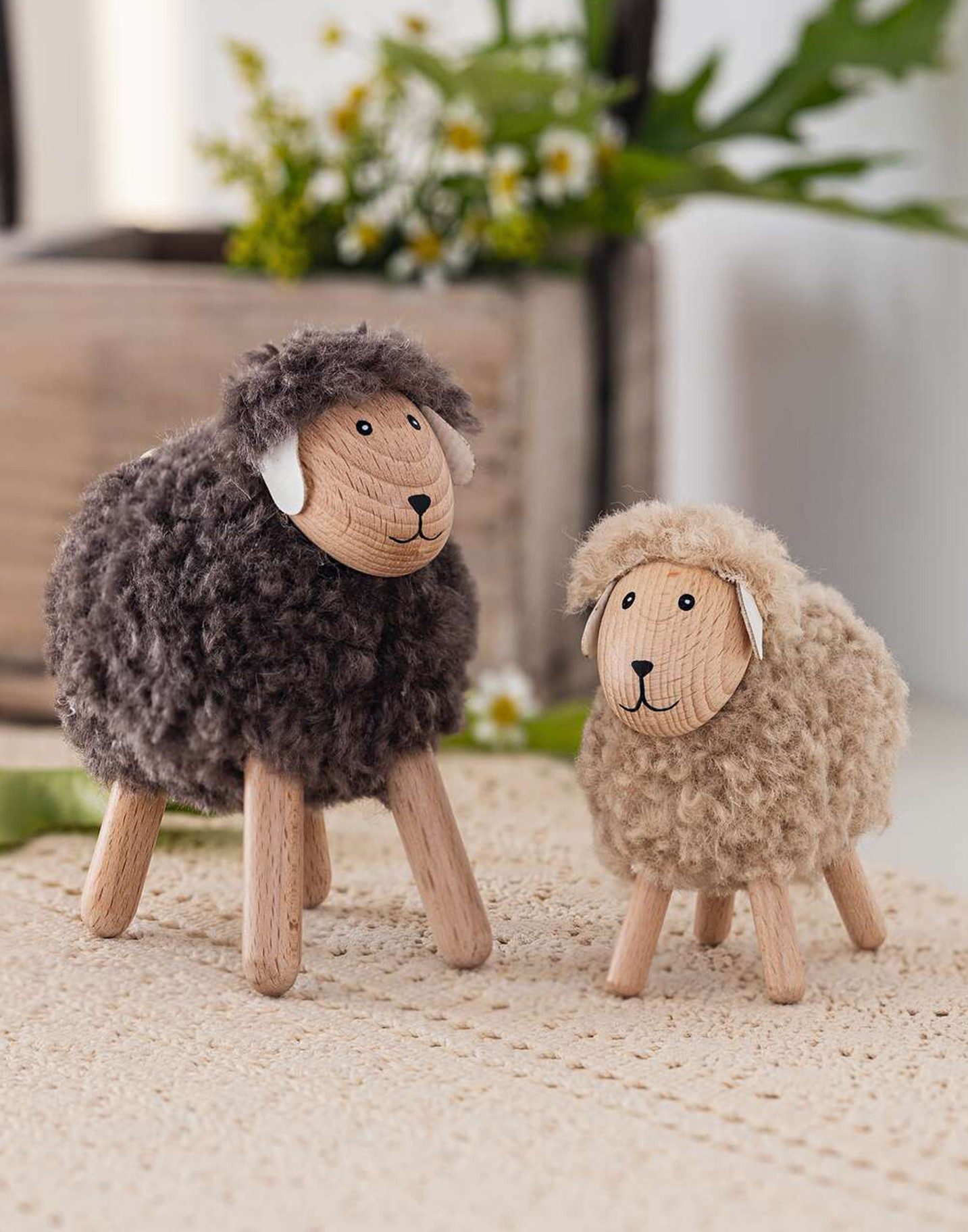 Dekoleidenschaft Dekofigur Schaf "Flauschi" aus Holz & Wolle, braun + beige, Schäfchen, Osterdeko (2 St., im Set) – Bild 2 von 5
