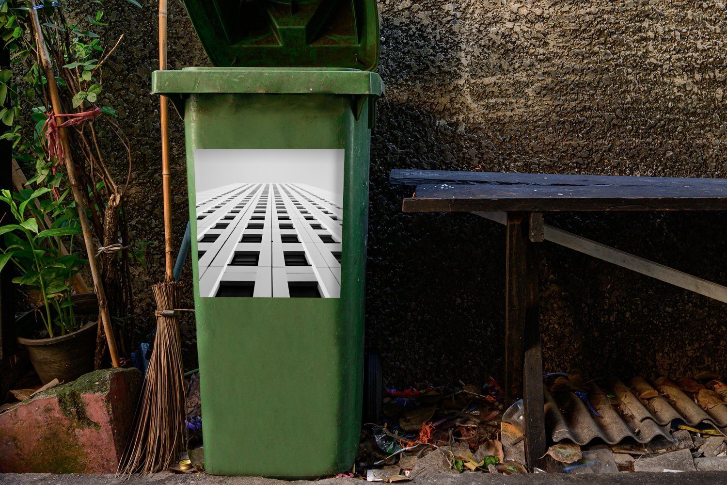 MuchoWow Sticker, Wolkenkratzers Eine Mülltonne, Abfalbehälter Container, Wandsticker eines (1 in St), Fenstermatrix Mülleimer-aufkleber, schwarz-weiß