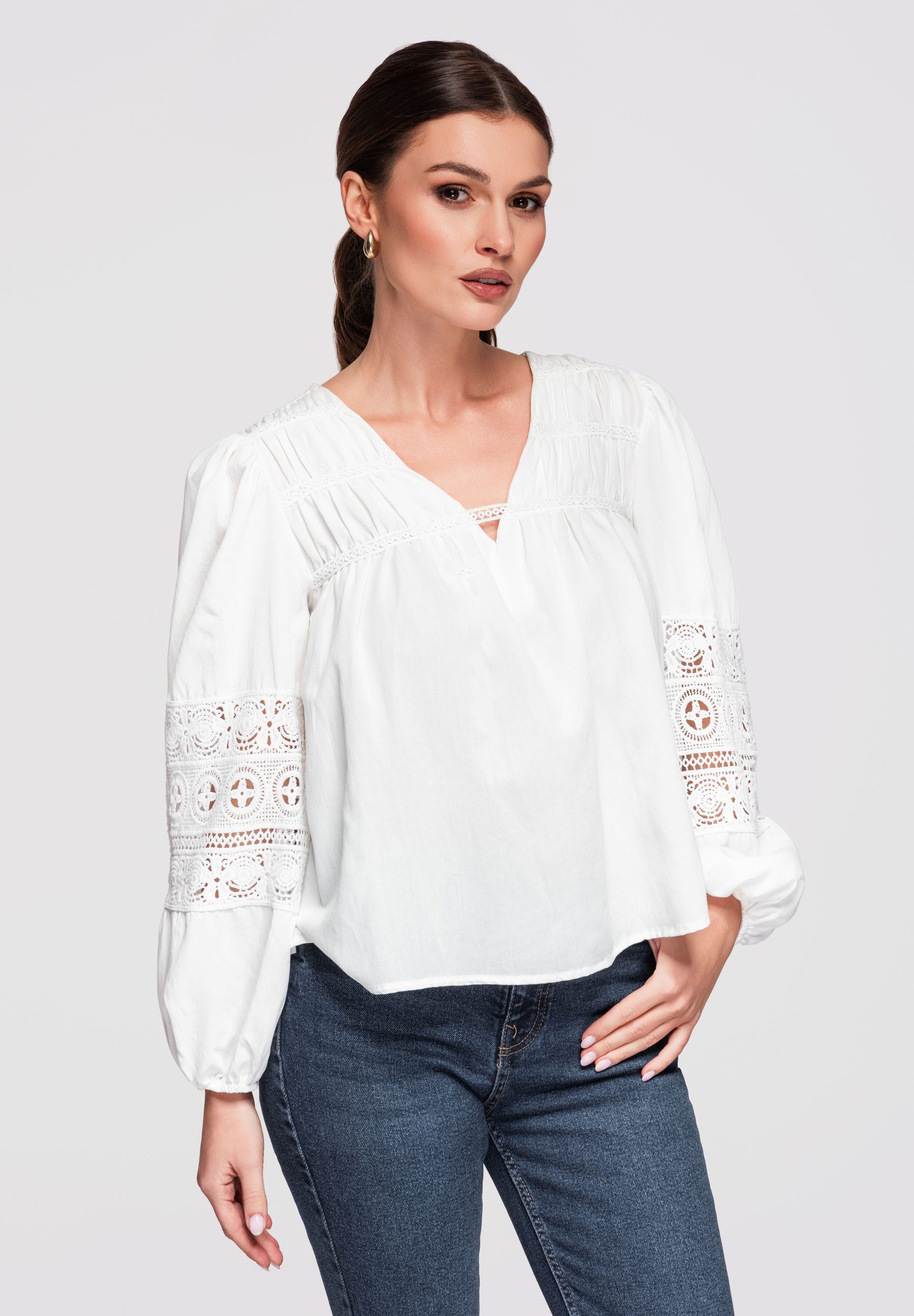 OMBRE Langarmbluse Damen Bluse V-Ausschnitt Boho Style Weiß L (kein Set, 1-tlg) Ażurowe Einsätze an den Ärmeln, leicht transparenter Effekt