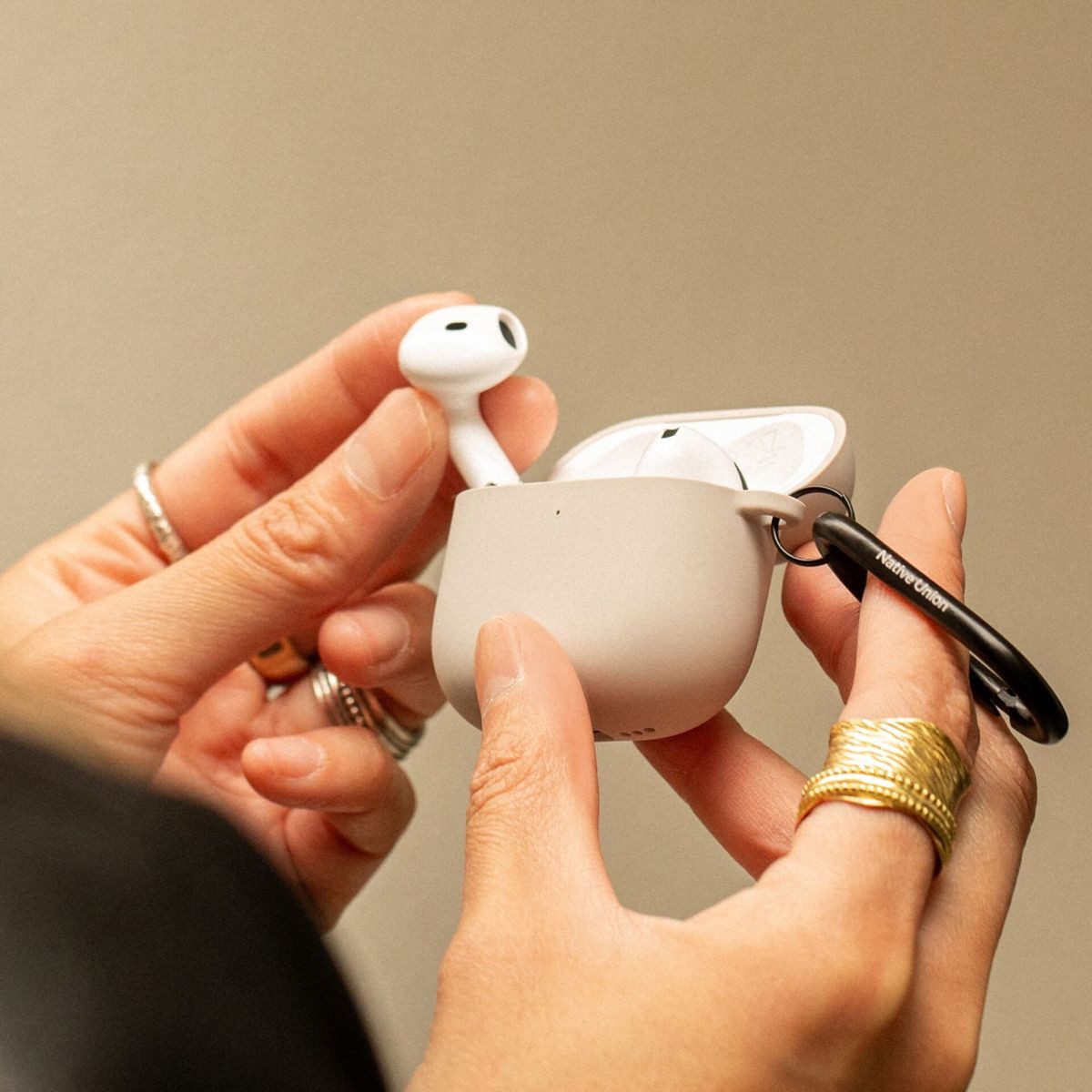 NATIVE UNION Smartphone-Hülle Active AirPods 4. Gen Silicone Case Sandstone