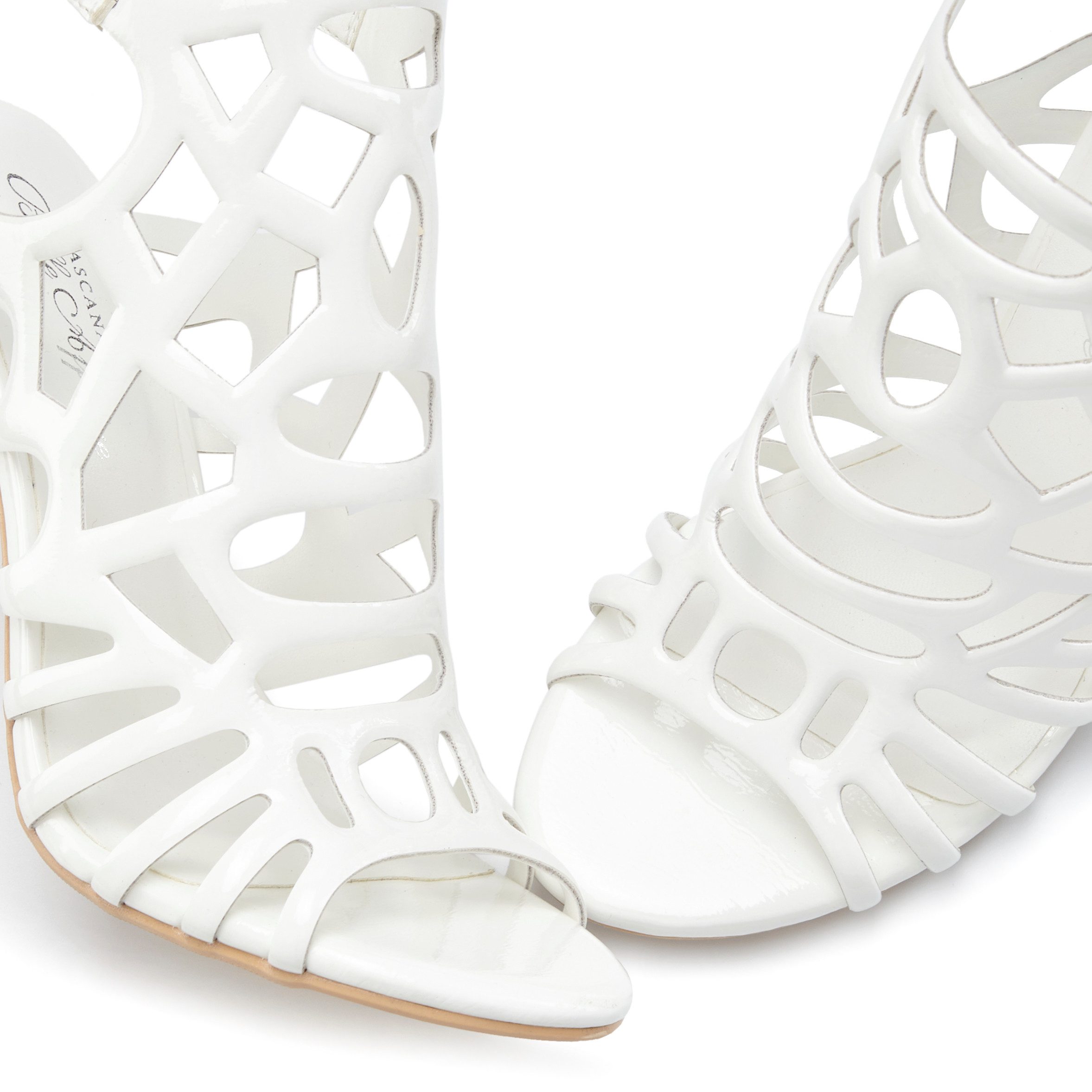 LASCANA Belle Affaire Sandalette mit Cut-Outs, High-Heel-Sandalette verführerischer Sommerschuh in Lack-Optik, Sandale – Bild 4 von 5