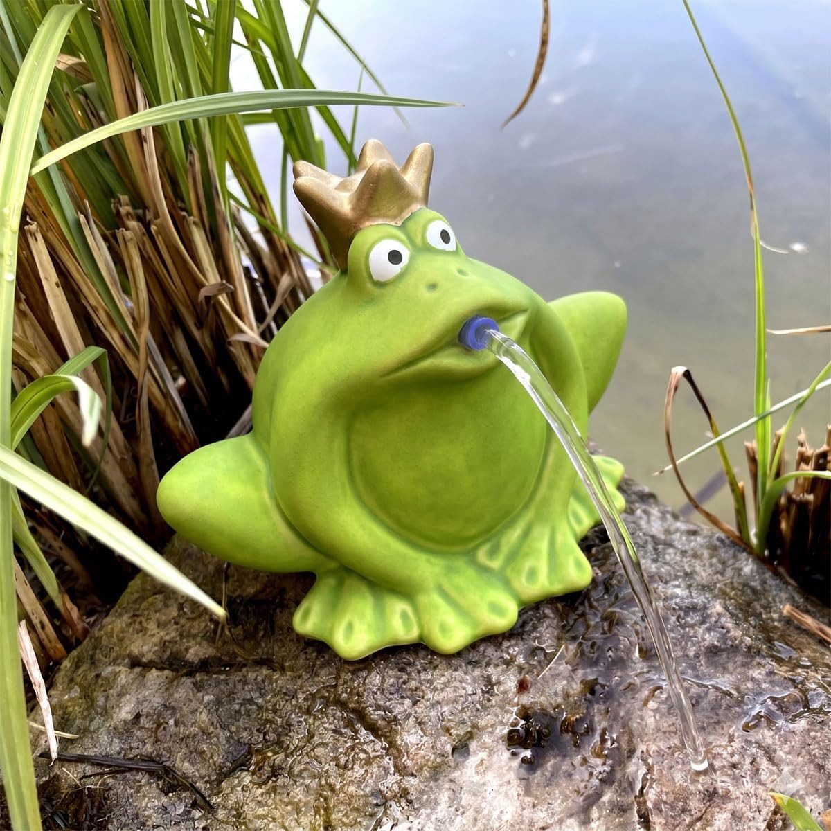 LB H&F Lilienburg Springbrunnenpumpe Wasserspeier Springbrunnen Teich Wasserspucker Tier Figur Brunnen (mit Pumpe Wasserspiel maritime Wasserfall Zierbrunnen Teichwanne Teichfrosch WASSERSPEIER FROSCH Teichdeko Gartendeko Gartenfigur Gartenteich Dekotier Fontäne Froschkönig Gartenbrunnen Brunnenfigur Brunnenspeier Balkon Terrasse Deko Brunnenpumpe Pool Geschenk Terrassenbrunnen Zimmerbrunnen), Teichfigur Teichdekoration Teichskulptur Frosch Miniteich
