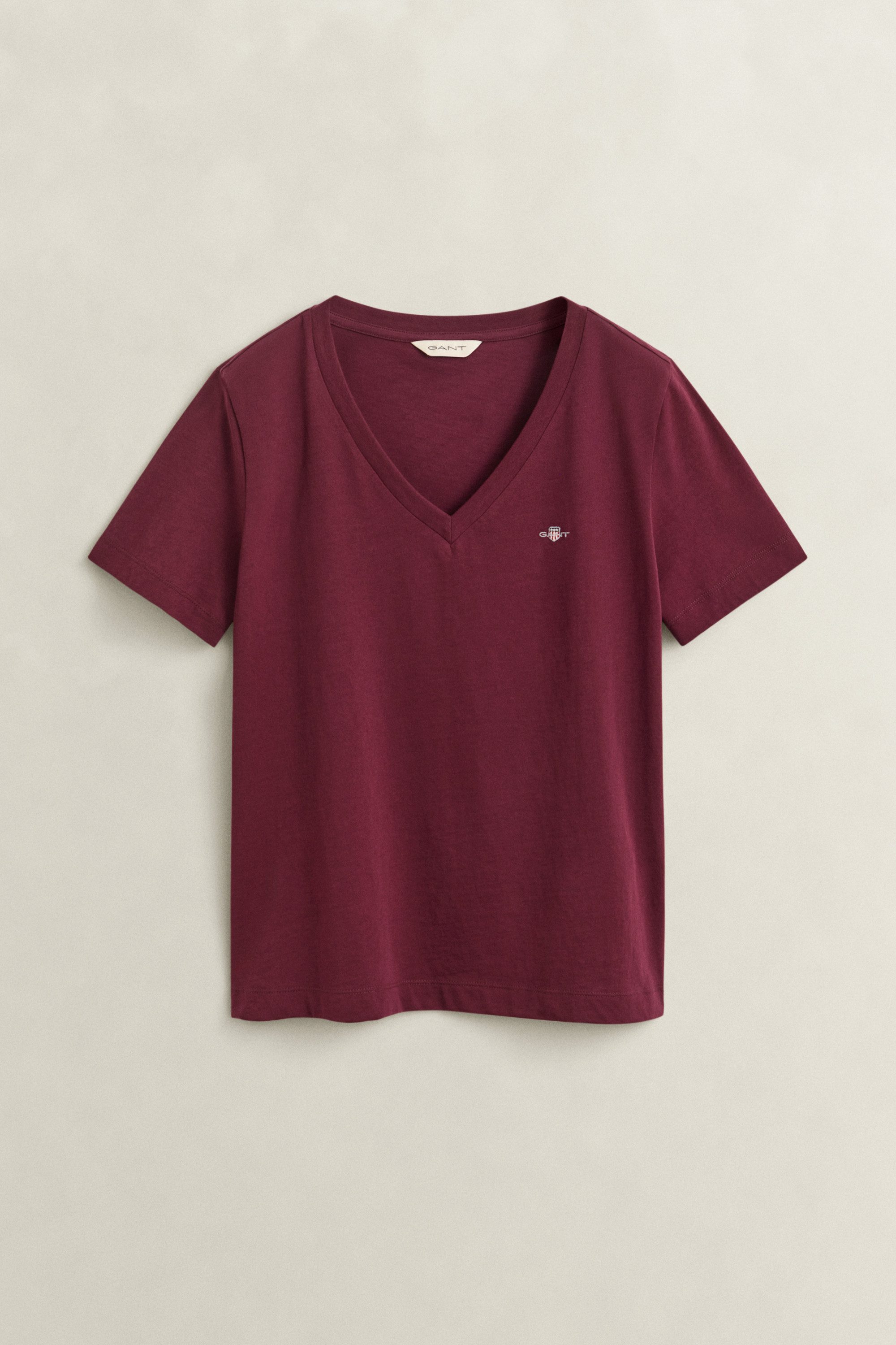 Gant T-Shirt REG SHIELD KA V-NECK T-SHIRT mit einer kleinen Logostickerei auf der Brust