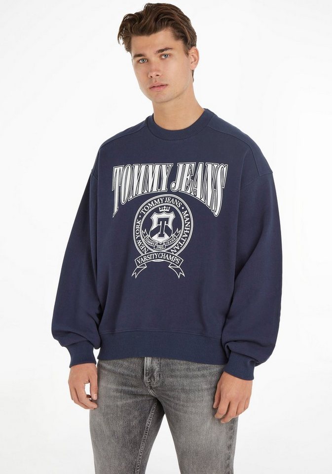 Tommy Jeans Sweatshirt TJM COMFORT VARSITY CREW mit Logostickerei