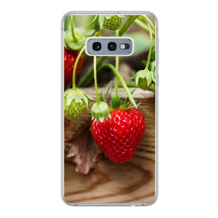 MuchoWow Handyhülle Erdbeere - Pflanze - Holz Phone Case Handyhülle Samsung Galaxy S10e Silikon Schutzhülle