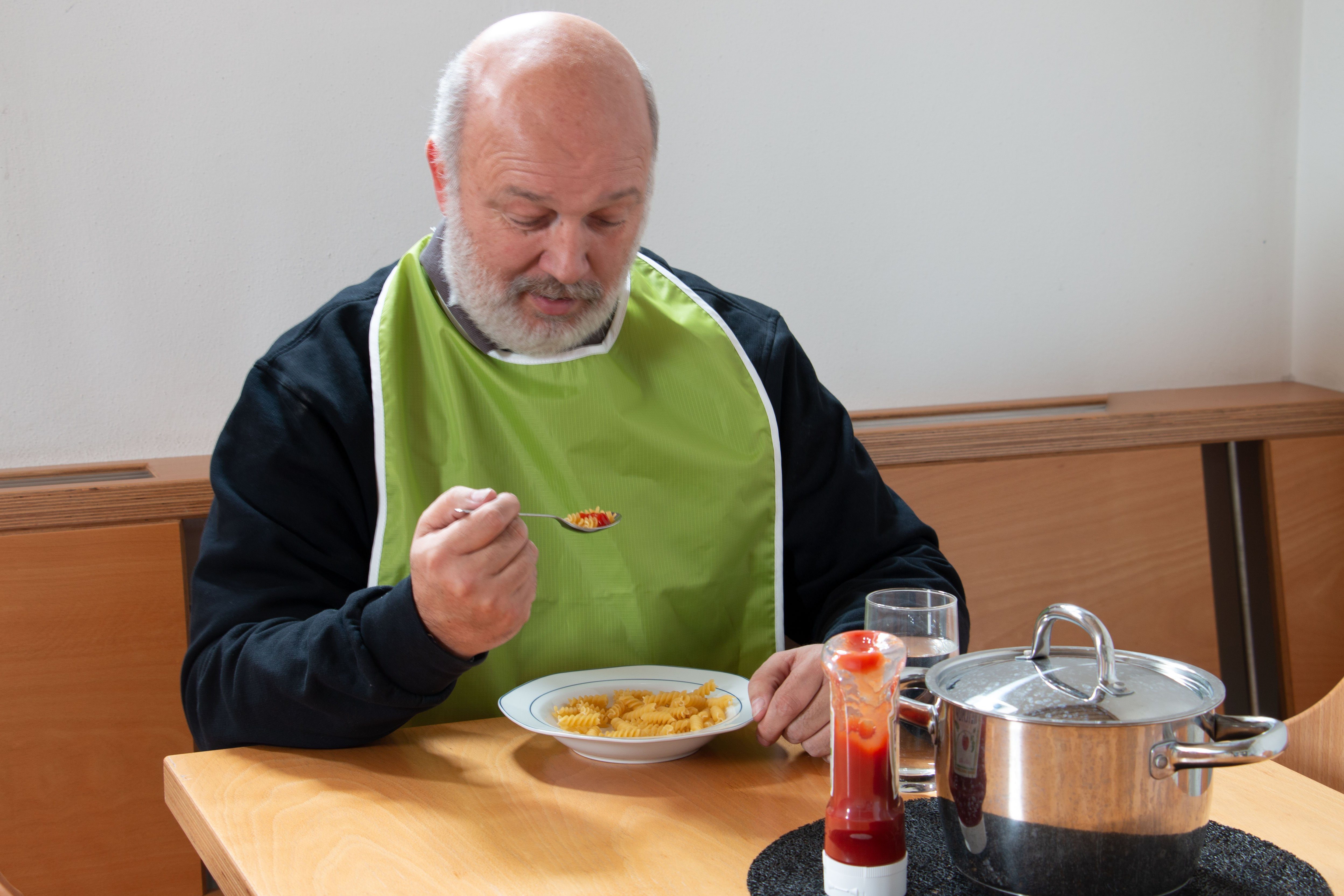 ZOLLNER Speiseschürze, 39 x 65 cm, 100% Polyester, Auffangtasche, mit Bindebänder, abwischbar