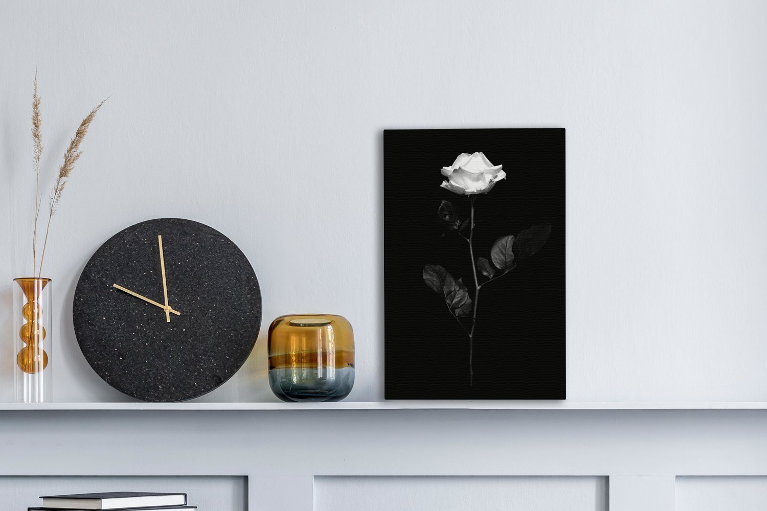 OneMillionCanvasses® Leinwandbild Eine weiße Rose auf schwarzem Hintergrund - schwarz und weiß, (1 St), Leinwandbild fertig bespannt inkl. Zackenaufhänger, Gemä – Bild 2 von 5