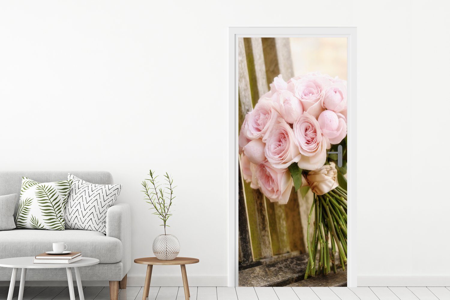 MuchoWow Türtapete Ein Blumenstrauß Matt, Fototapete Rosen Tür, cm (1 St), aus Holzbank, einer 75x205 bedruckt, rosa auf Türaufkleber, für