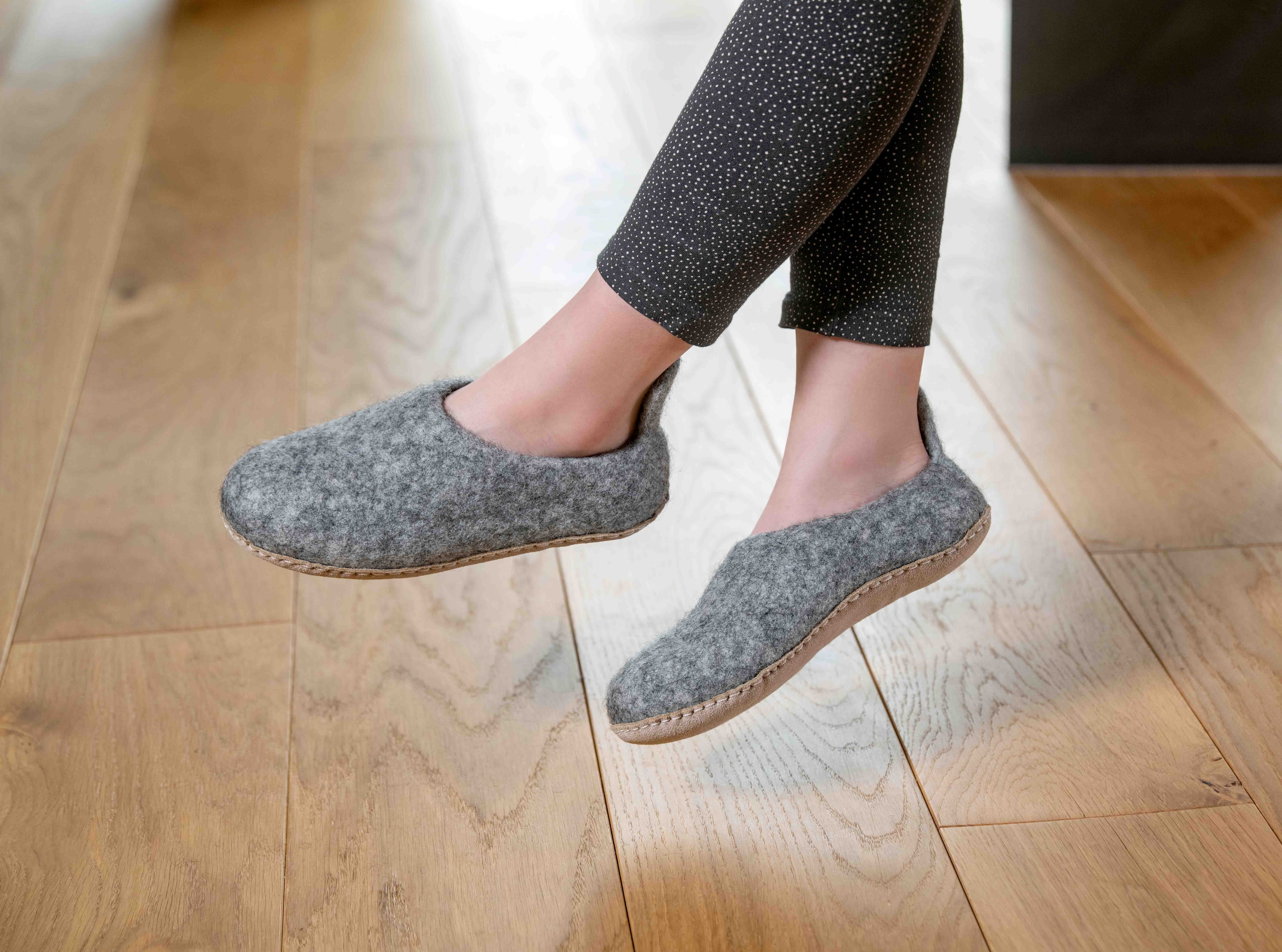 naturling Kinder Filz Hausschuhe Hüttenschuhe (für Mädchen & Jungen) mit Anziehlasche und Ledersohle