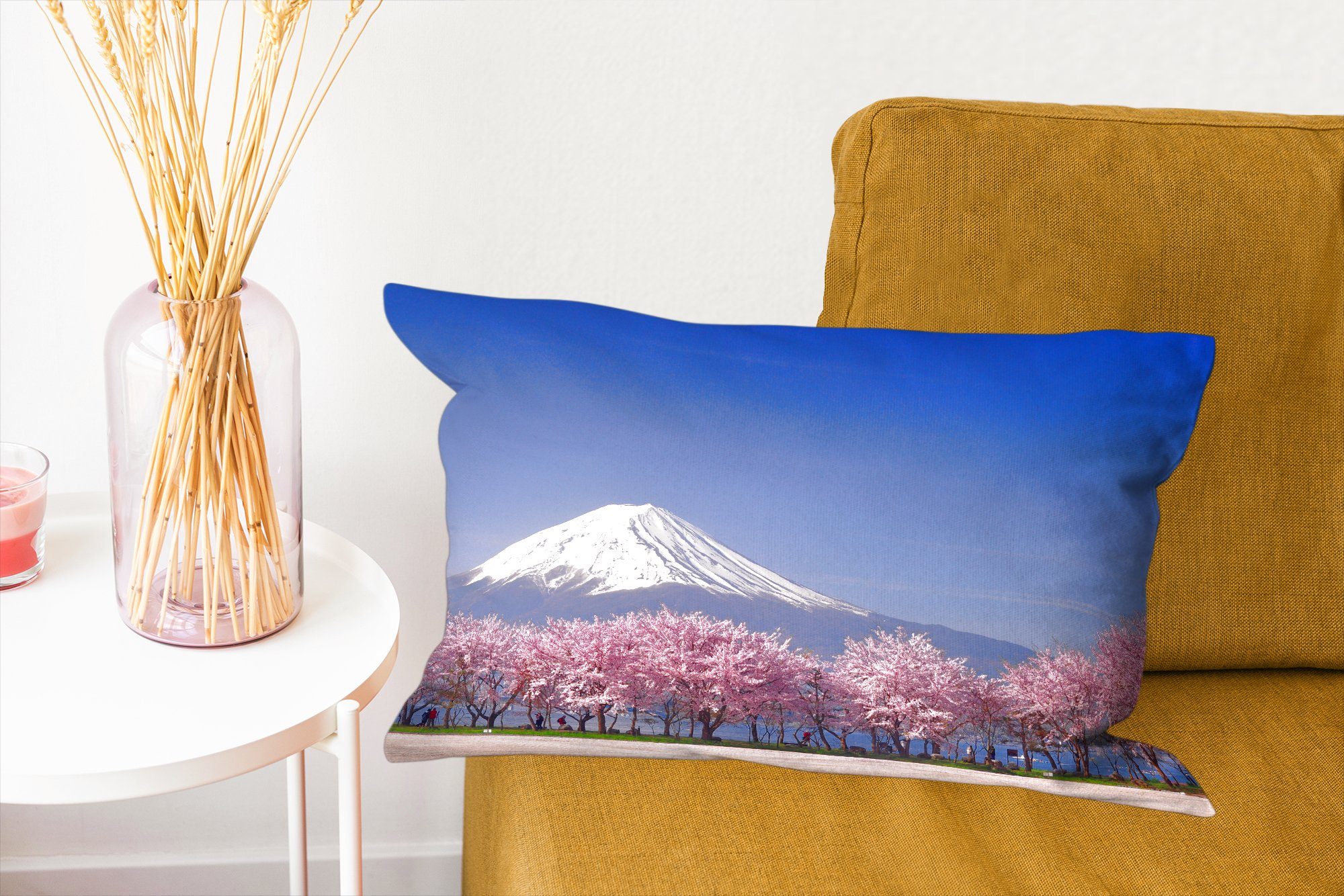 Dekoration, in Asien Zierkissen, mit Schlafzimmer MuchoWow Wohzimmer Vordergrund, Dekokissen Dekokissen mit im Kirschblüten Fuji Füllung,
