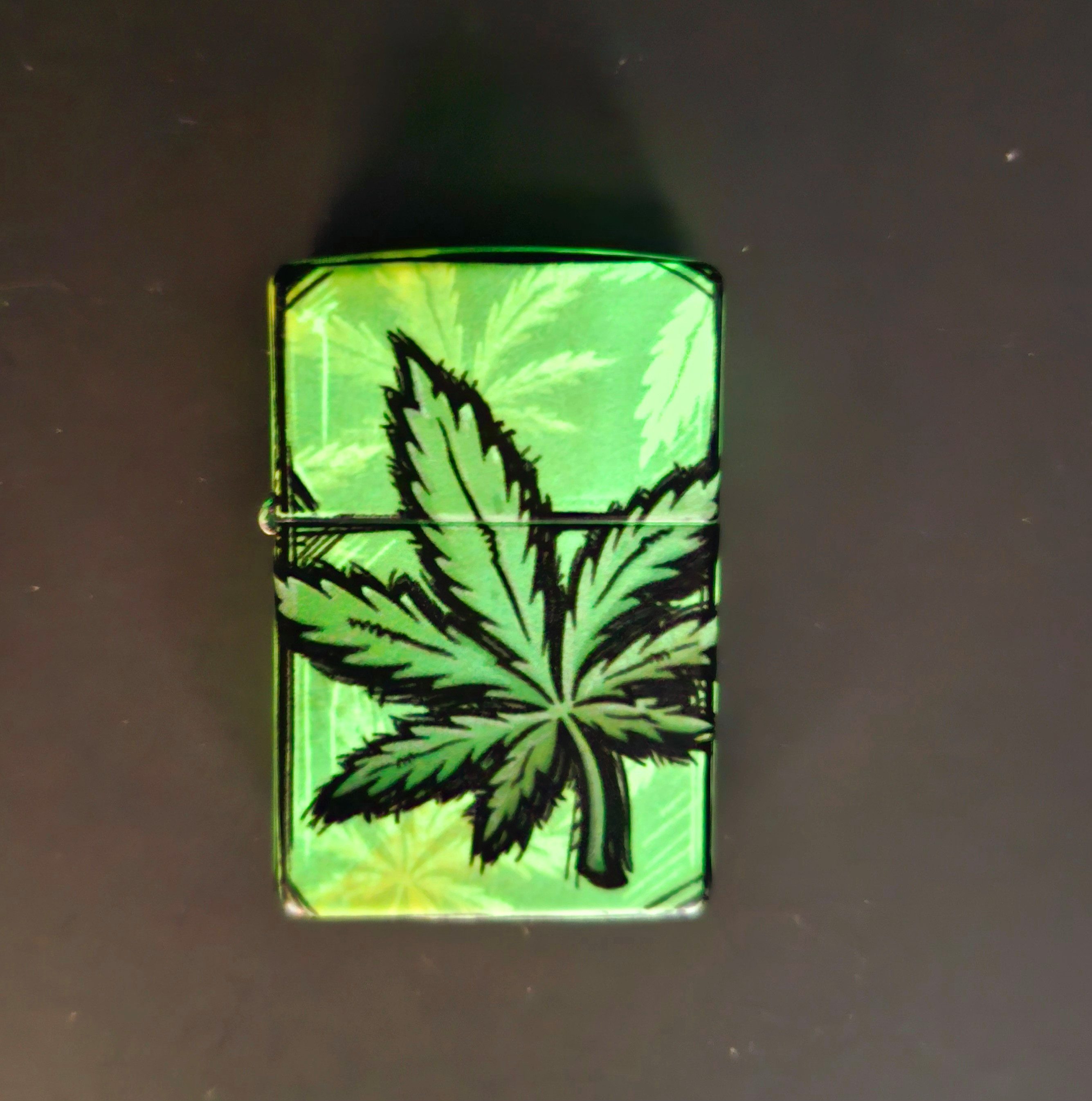 Zippo Feuerzeug color 540° Glowing Cannabis Glow in the Dark green im Geschenkset, made in USA – Bild 4 von 5