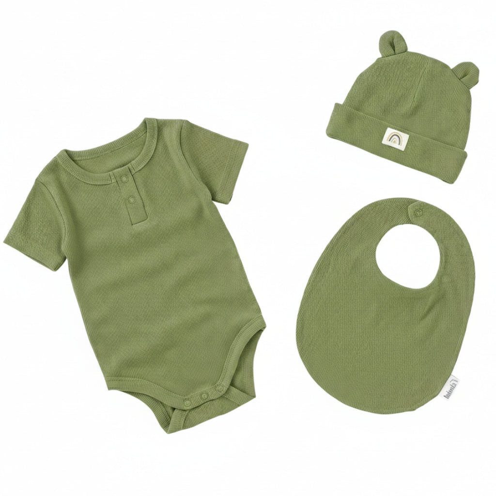 Räuberella Neugeborenen-Geschenkset 3-teilig in Oliv – Body, Mütze & Lätzchen (3-tlg) Mütze mit Ohren, Lätzchen 2-fach verstellbar, Body mit Druckknöpfen