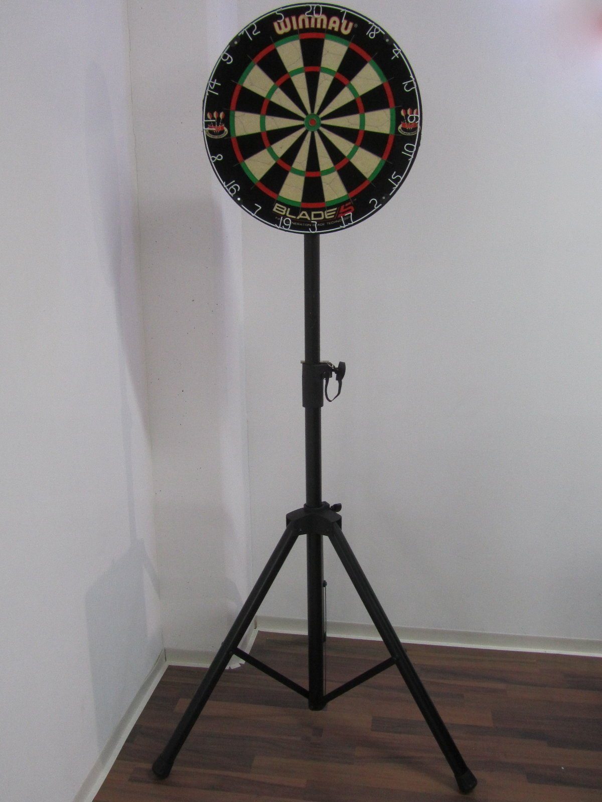 Dartscheibe Winmau Blade 6 + Dartständer Steel Dartboard Darts Board Ständer
