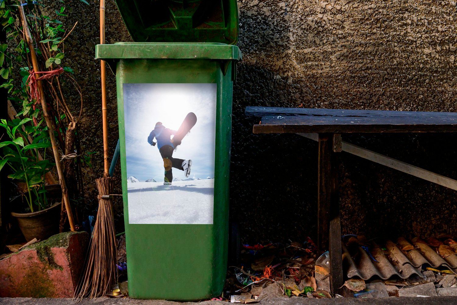 der Abfalbehälter Mülltonne, beleuchtet Die Snowboarder, MuchoWow den durch Container, Sonne Sticker, Schnee fährt Mülleimer-aufkleber, Wandsticker (1 einen St),