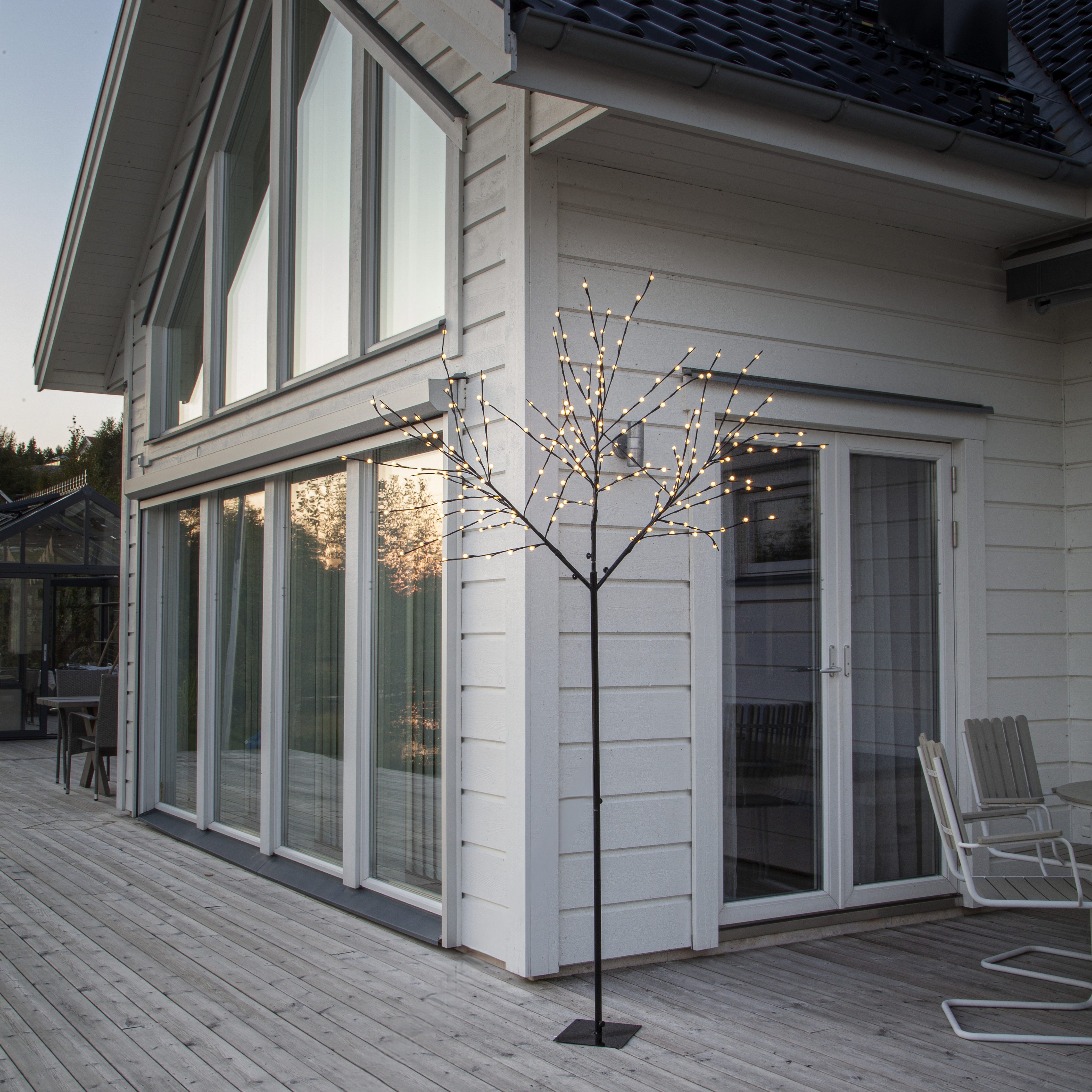 STAR TRADING LED Dekoobjekt Deko-Baum Albero, Timerfunktion, LED fest integriert, Warmweiß, Ca 250cm hoher Dekobaum mit weiße Kugeln, LEDs warmweiß, Timer
