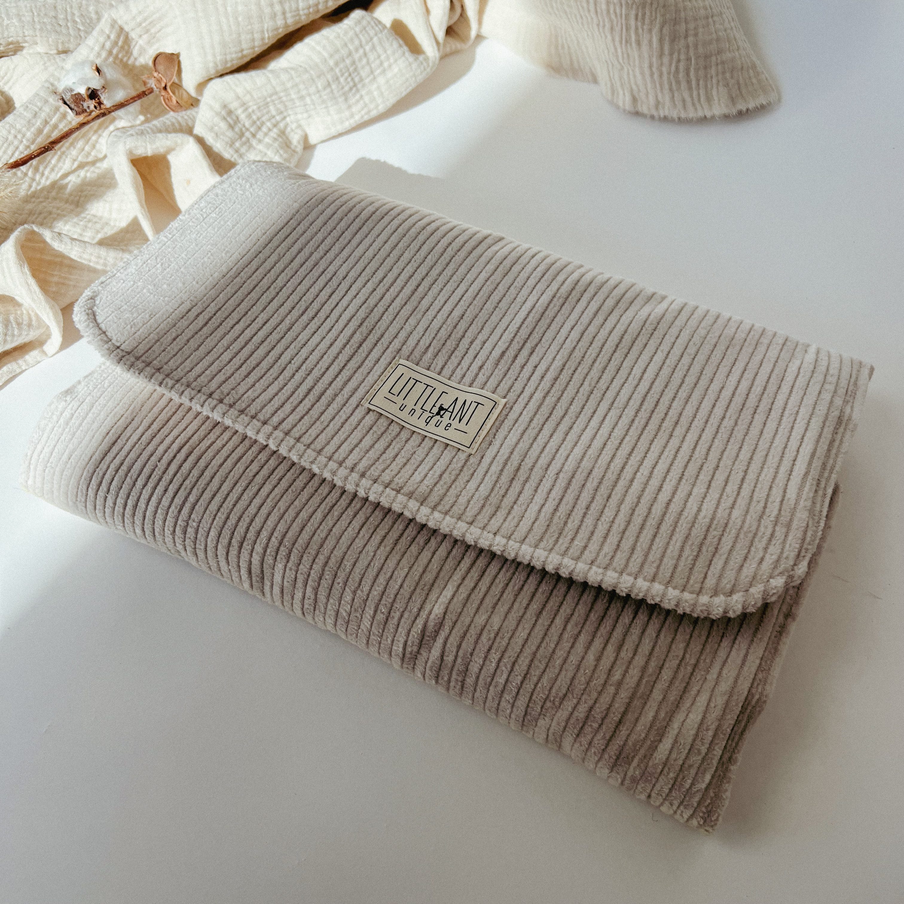 LittleANTunique Wickeltasche Wickelunterlage & Windeltasche 2in1 für unterwegs I Cord beige, Cord 100% Baumwolle, viel Platz für Windeln, Cremes etc. Plastikfrei
