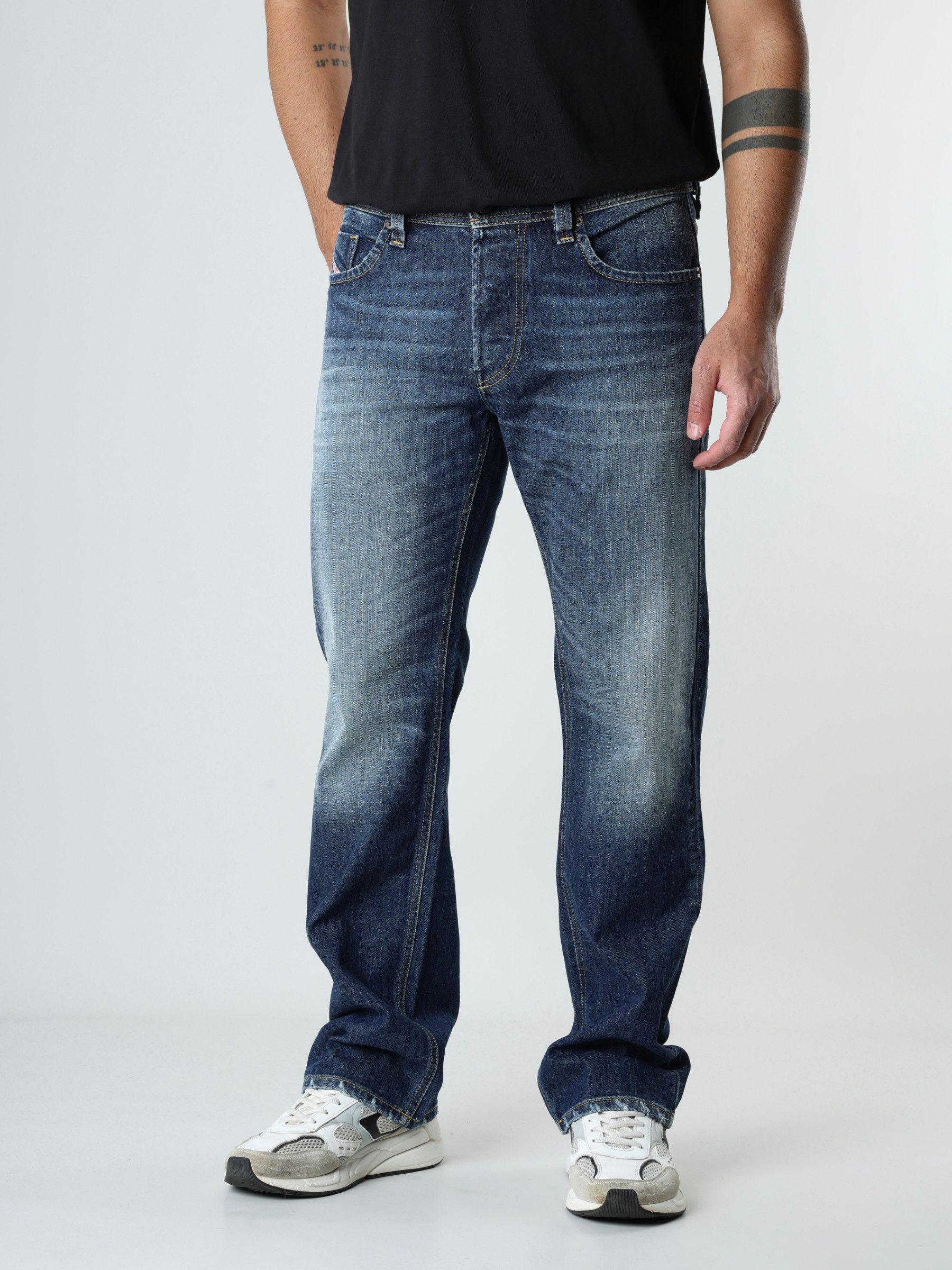 Diesel Straight-Jeans Regular Fit, gerade Beinform - Larkee-X niedrige Leibhöhe, geringer Stretch