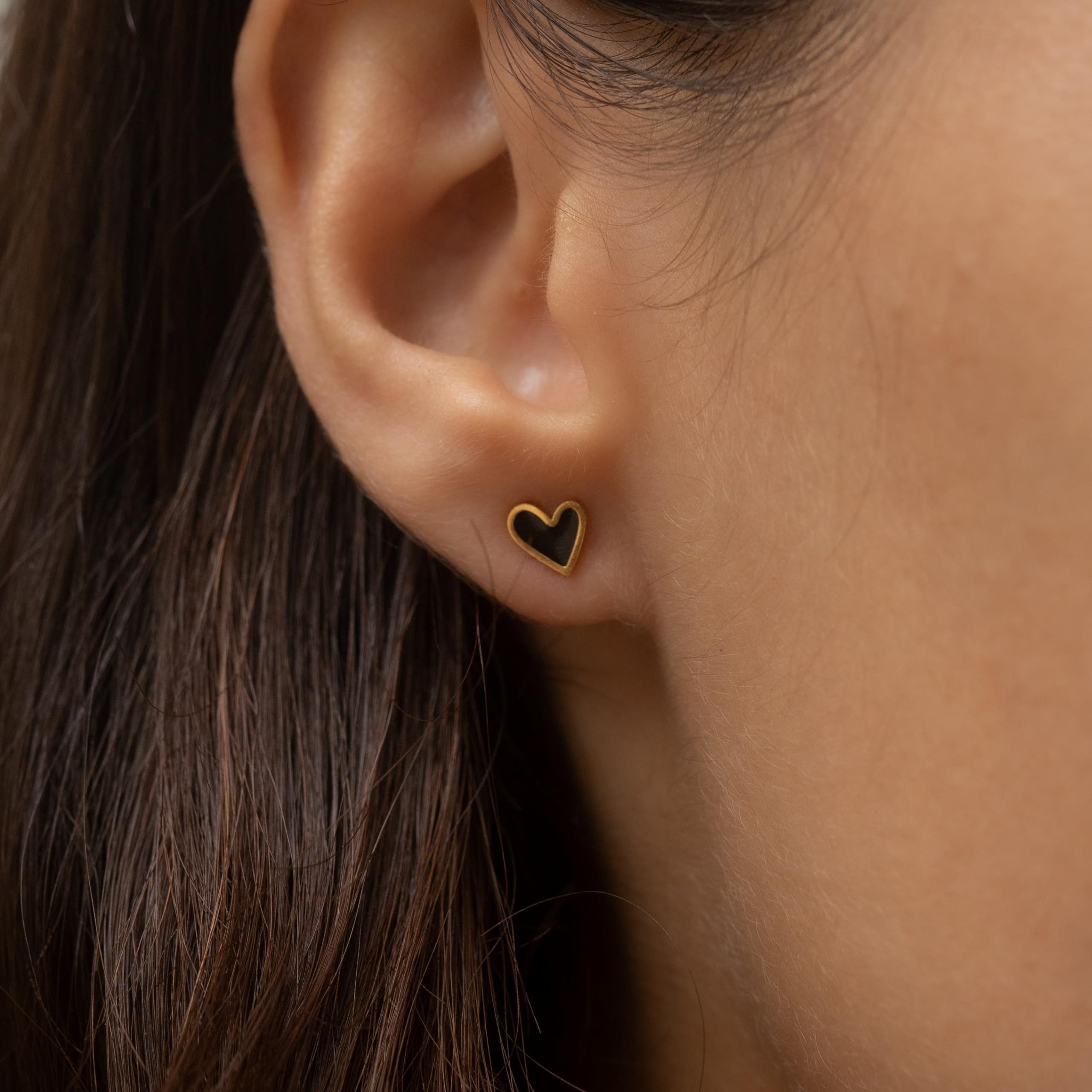 Made by Nami Paar Ohrstecker Herz Ohrringe in Gold für Damen Wasserfest (Schwarz/Gold), Geschenke für Frauen Schmuck