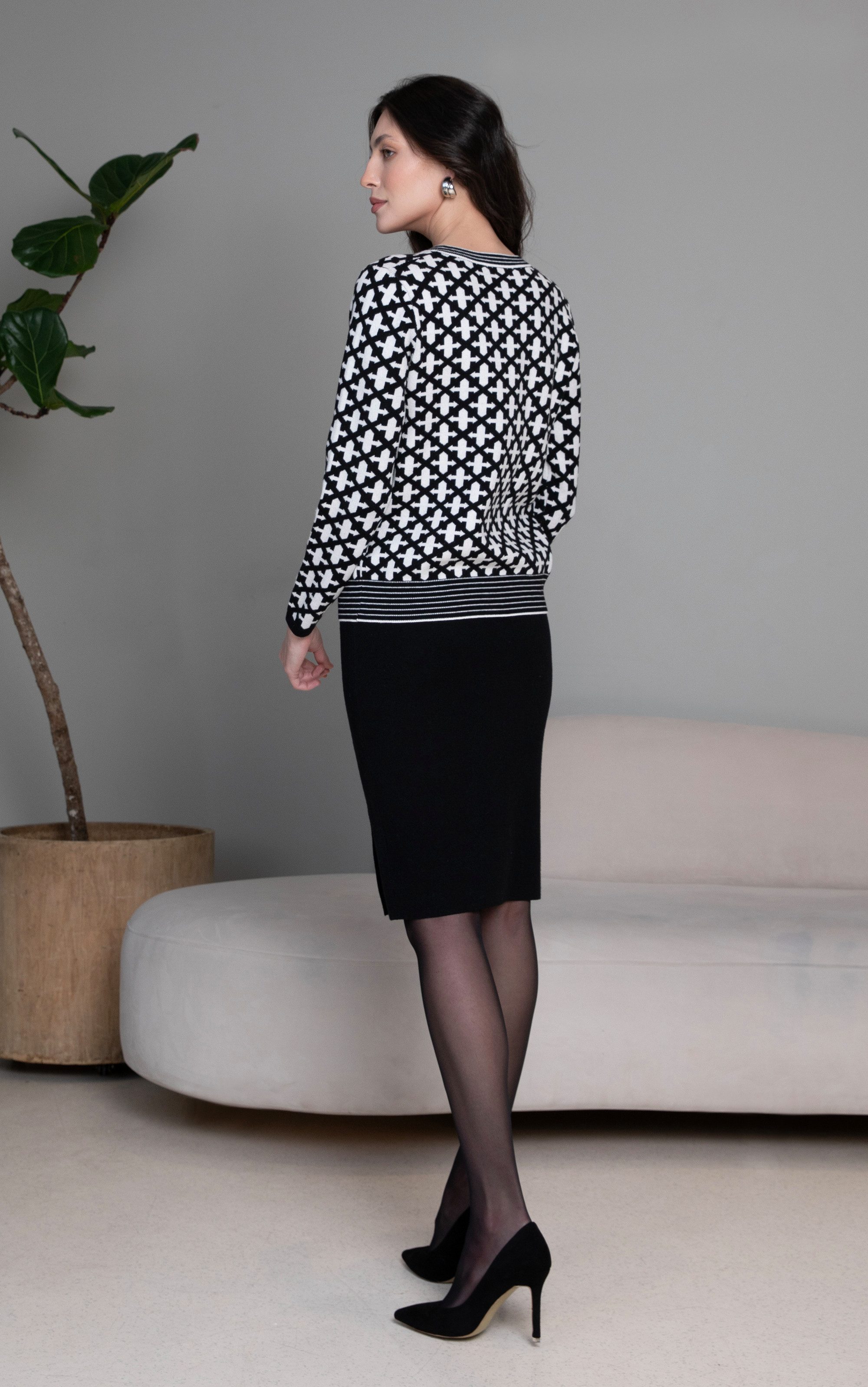 Passioni Strickjacke mit einem schwarz-weißen geometrischen, grafischen Muster
