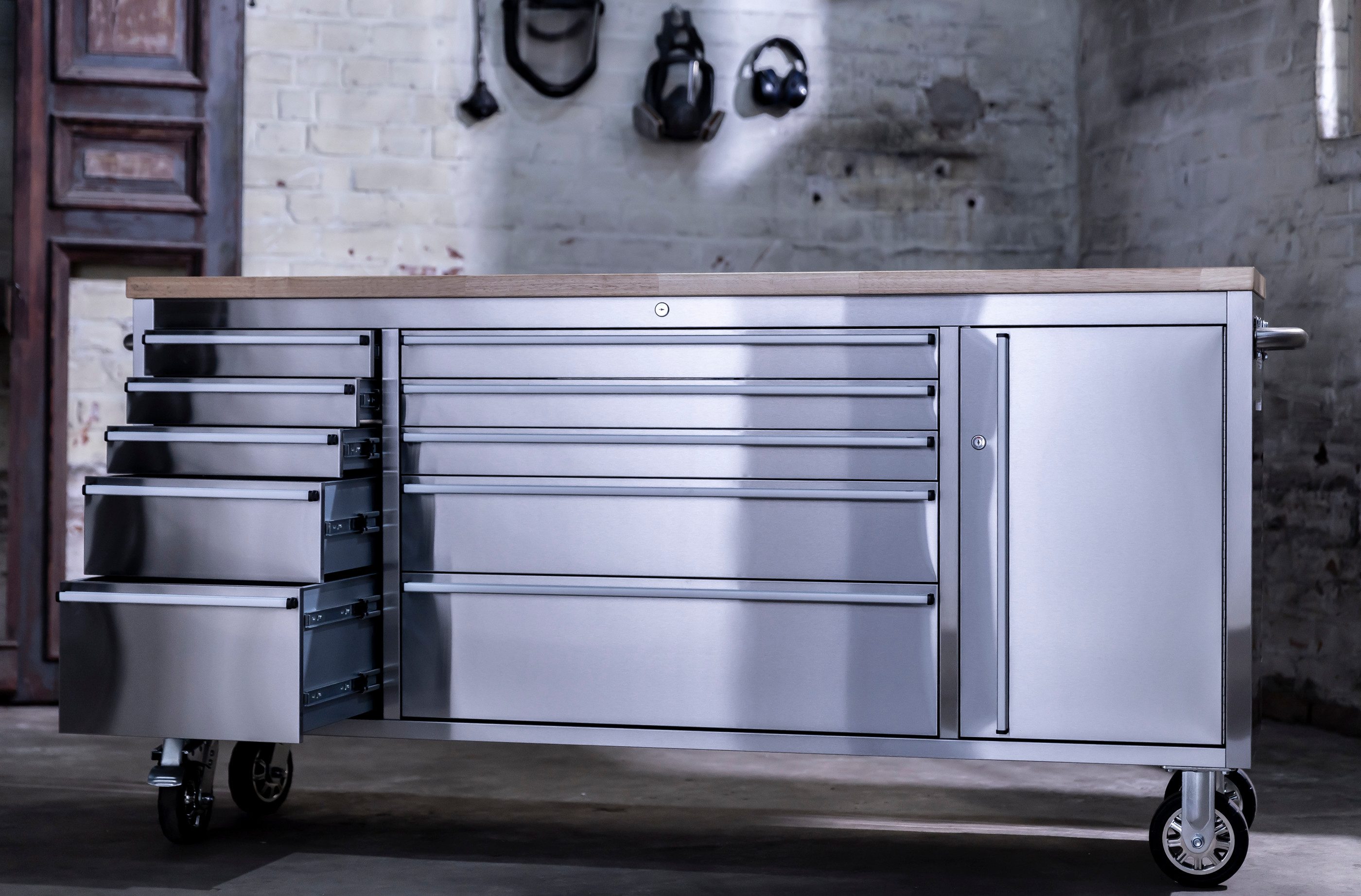 ONDIS24 Werkstattwagen Werkzeugwagen aus Edelstahl mit 1 Tür 10 Schubladen, max. Traglast:300 kg, fahrbar, kugelgelagerten Schubladen, abschließbar, Massivholzplatte