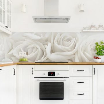 Bilderdepot24 Küchenrückwand weiß dekor Blumen Romantik Wandpaneel Küche Weiße Rosen, (1-tlg., Nischenrückwand - für Fliesenspiegel ohne Bohren - matt), Spritzschutz Rückwand Küche Herd - Folie selbstklebend versch. Größen