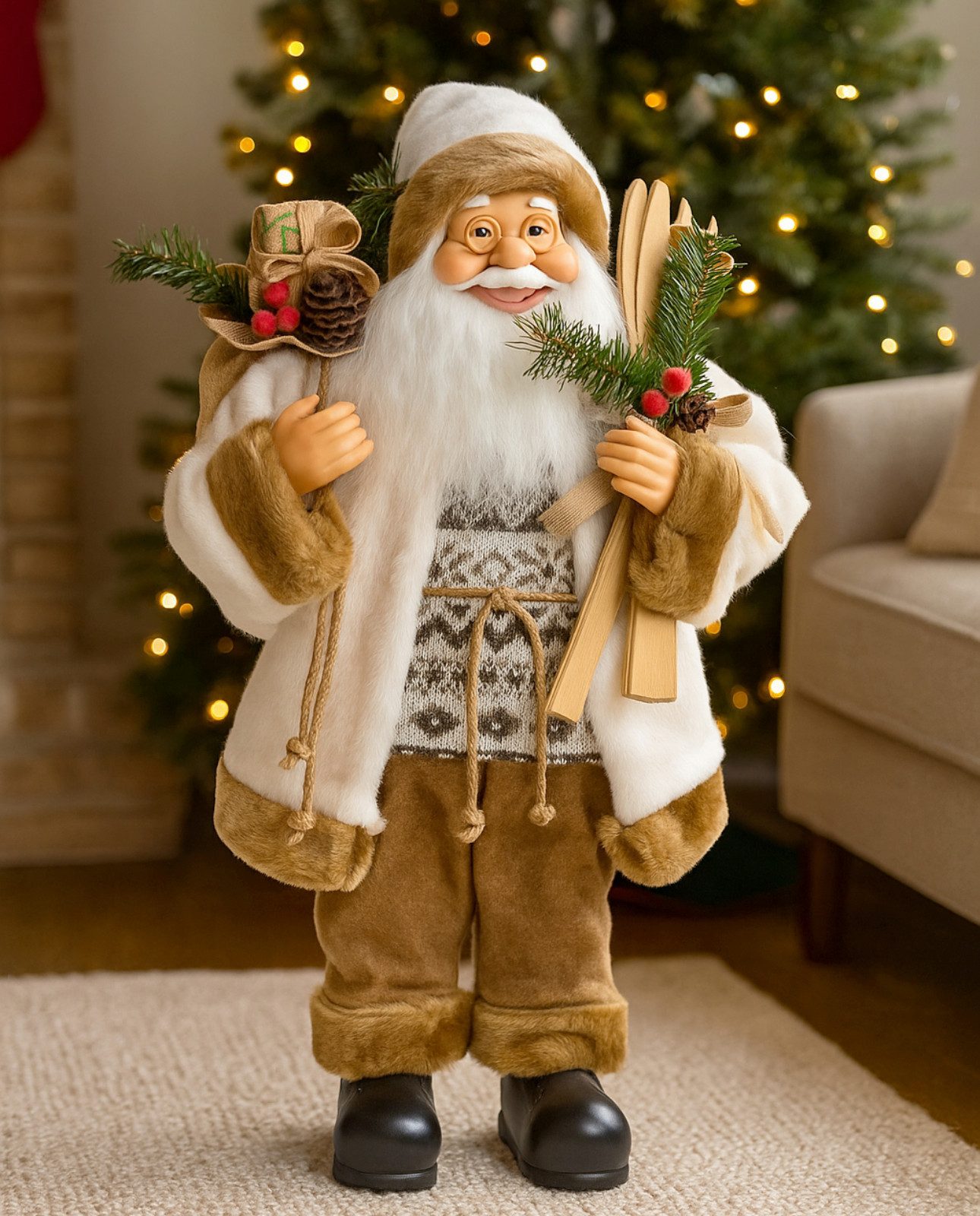 Koopman Weihnachtsmann Weihnachtsfigur Weihnachten XL 60cm Braun Polyester (1 St), 60x30x12cm, Geschenkebeutel, Detailreich, Skier, Kunststoff