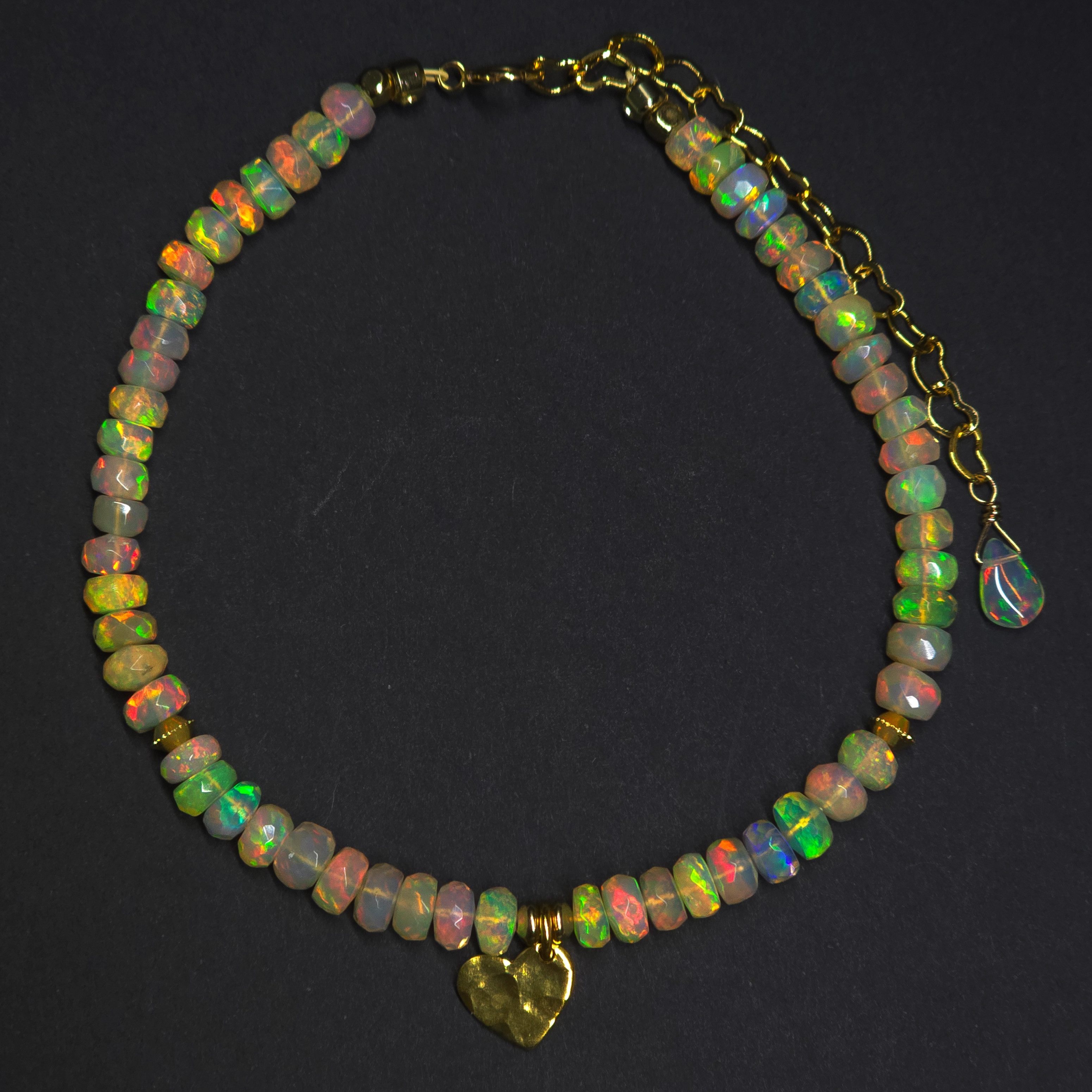 GOLDEN Perlenarmband Äthiopischer Opal Armband mit Herzanhänger – 925 Silber