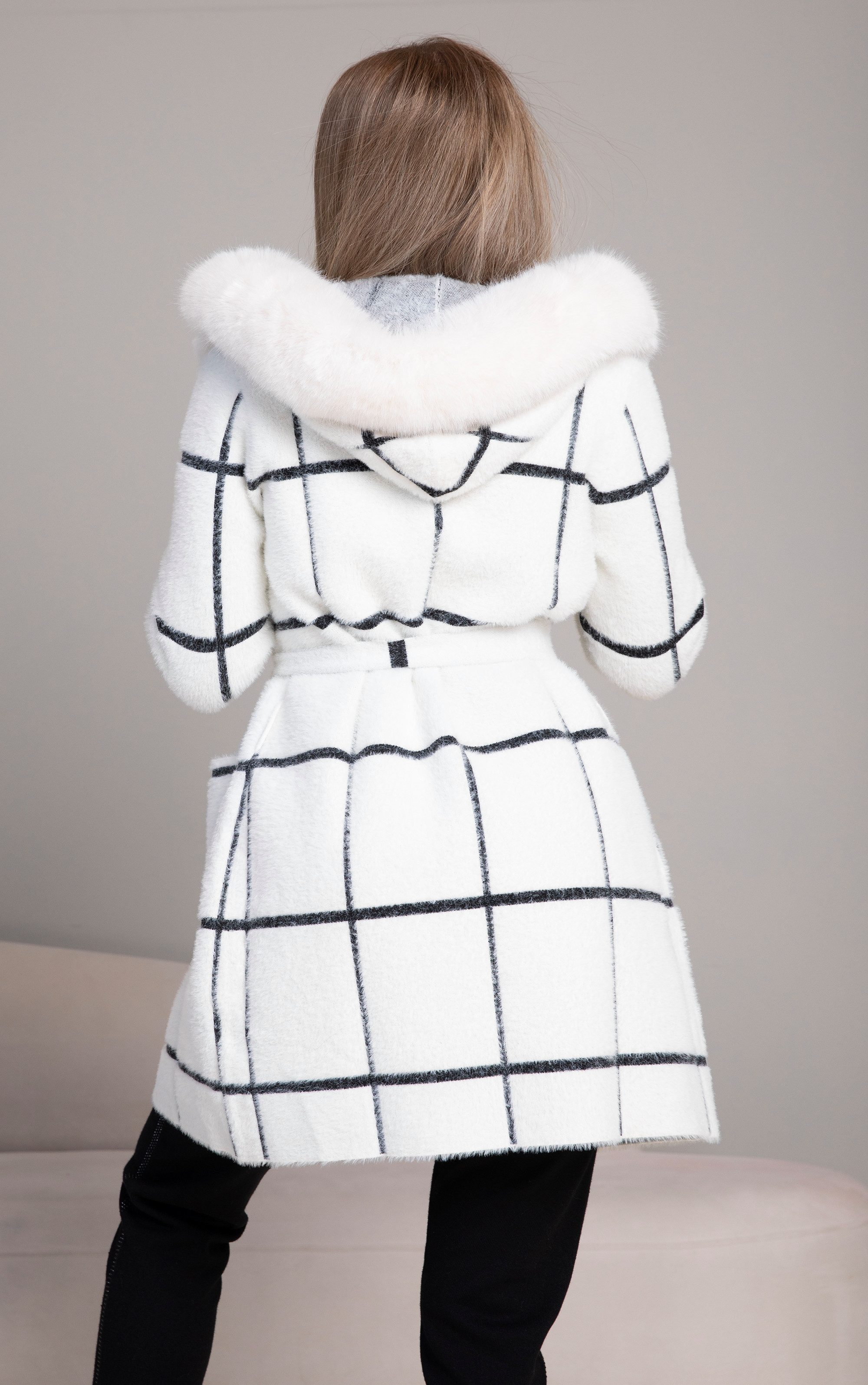 Passioni Strickmantel in Ecru mit Kapuze und Pelzbesatz