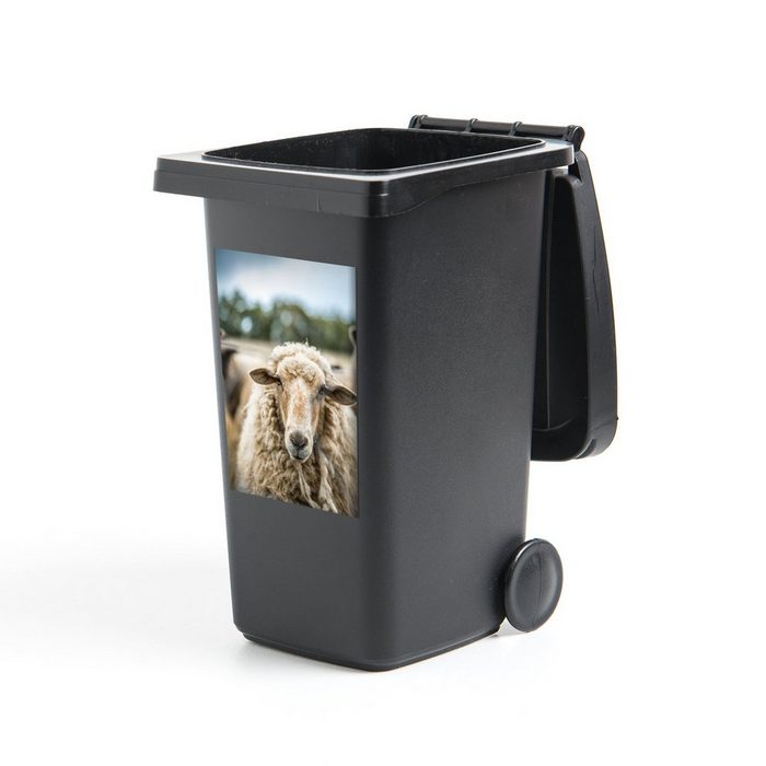 MuchoWow Wandsticker Porträt eines Schafes (1 St) Mülleimer-aufkleber Mülltonne Sticker Container Abfalbehälter