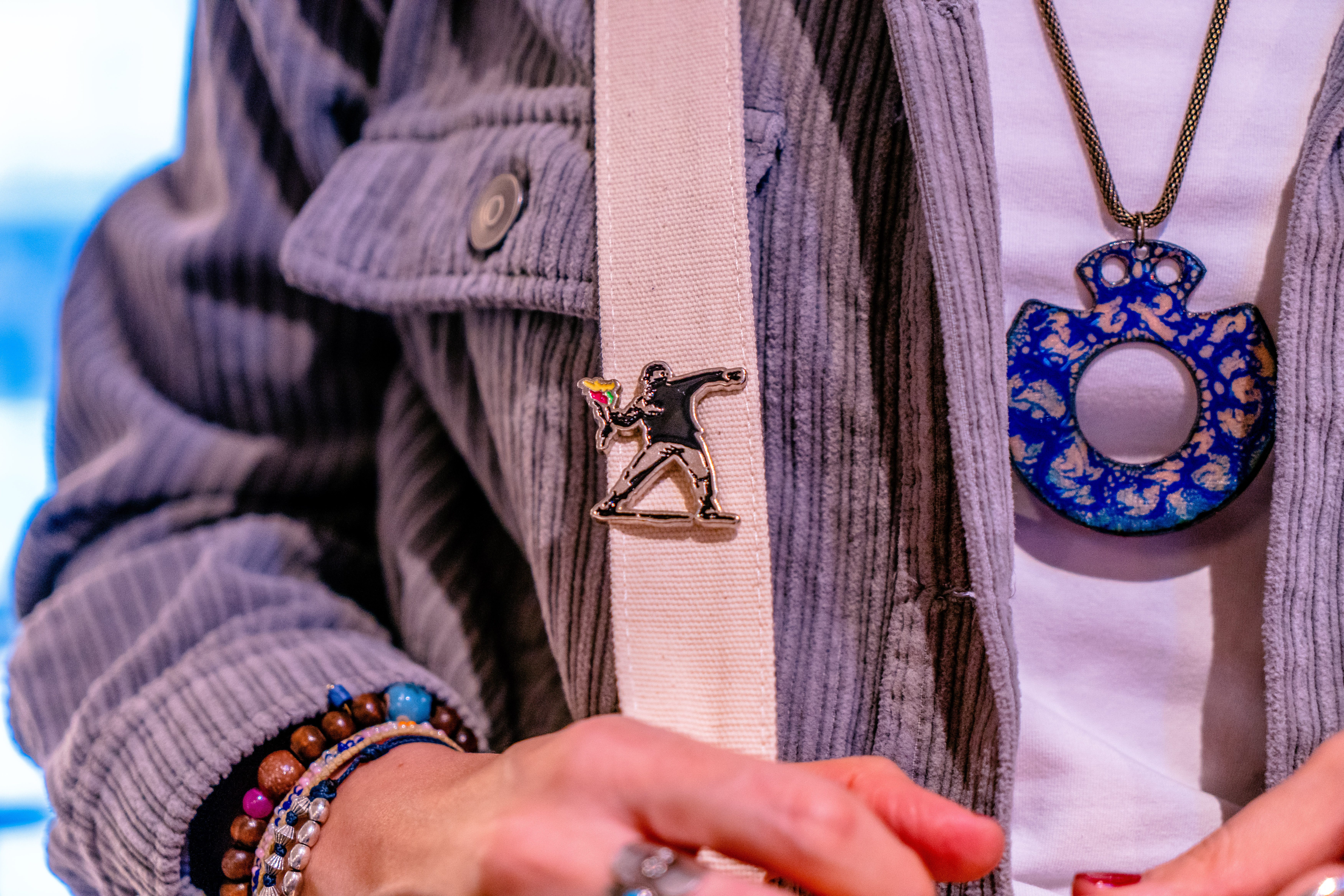 AvantgART Broschen Set 4er, Banksy Mädchen mit Herz, 3D Brosche, Geschenke für Frauen