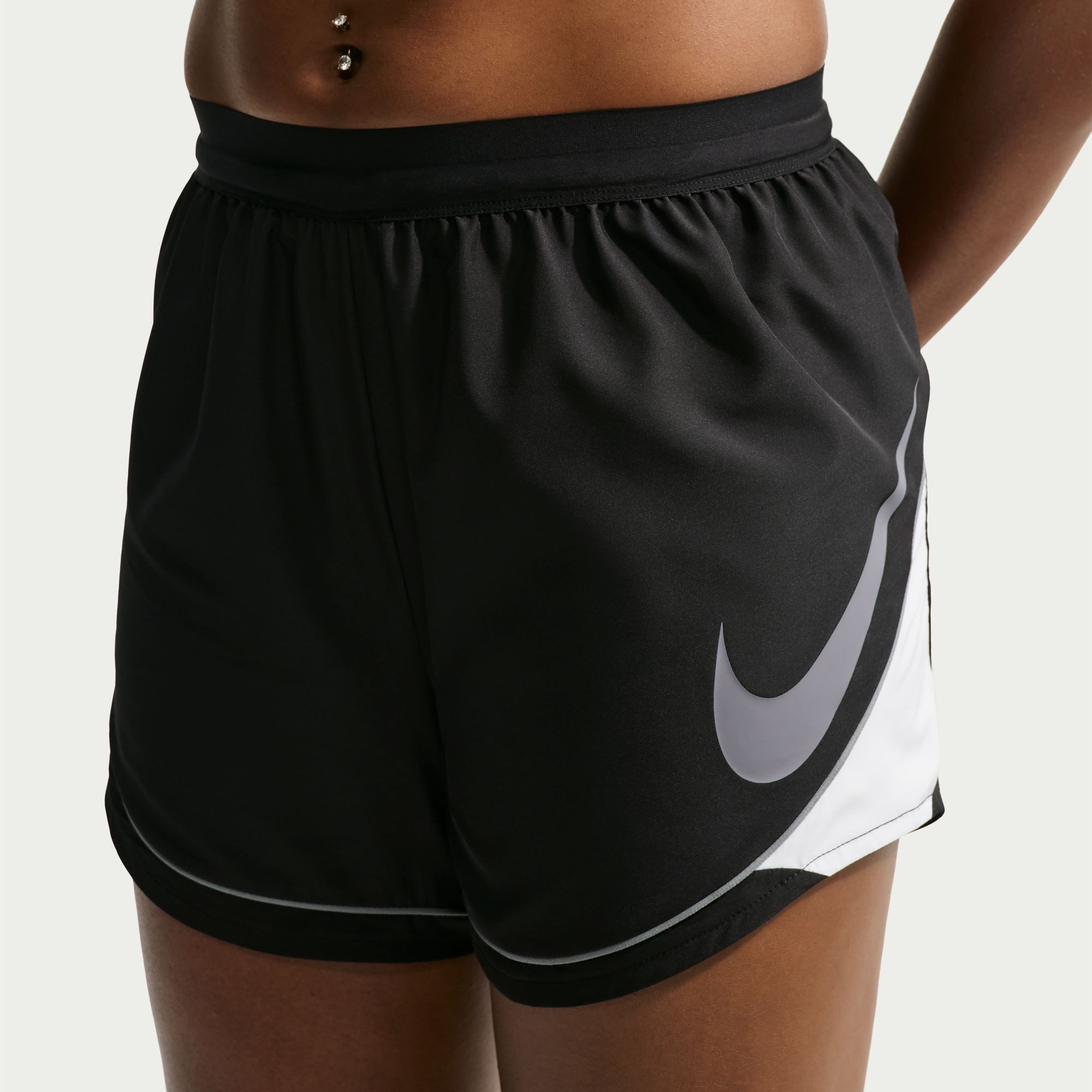 Nike Laufshorts W NK SWOOSH DF SHORT für den Sportbereich, mit Bewegungsfreiheit, sportlicher Schnitt